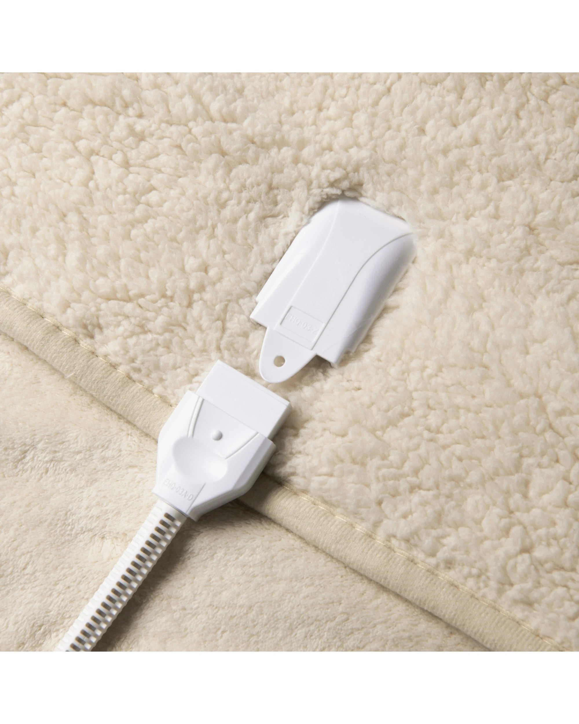 6 Dreamaker Eve Reversible Sherpa & Coral Fleece Heated Throw 130x160cm - Cream, 6 of 8