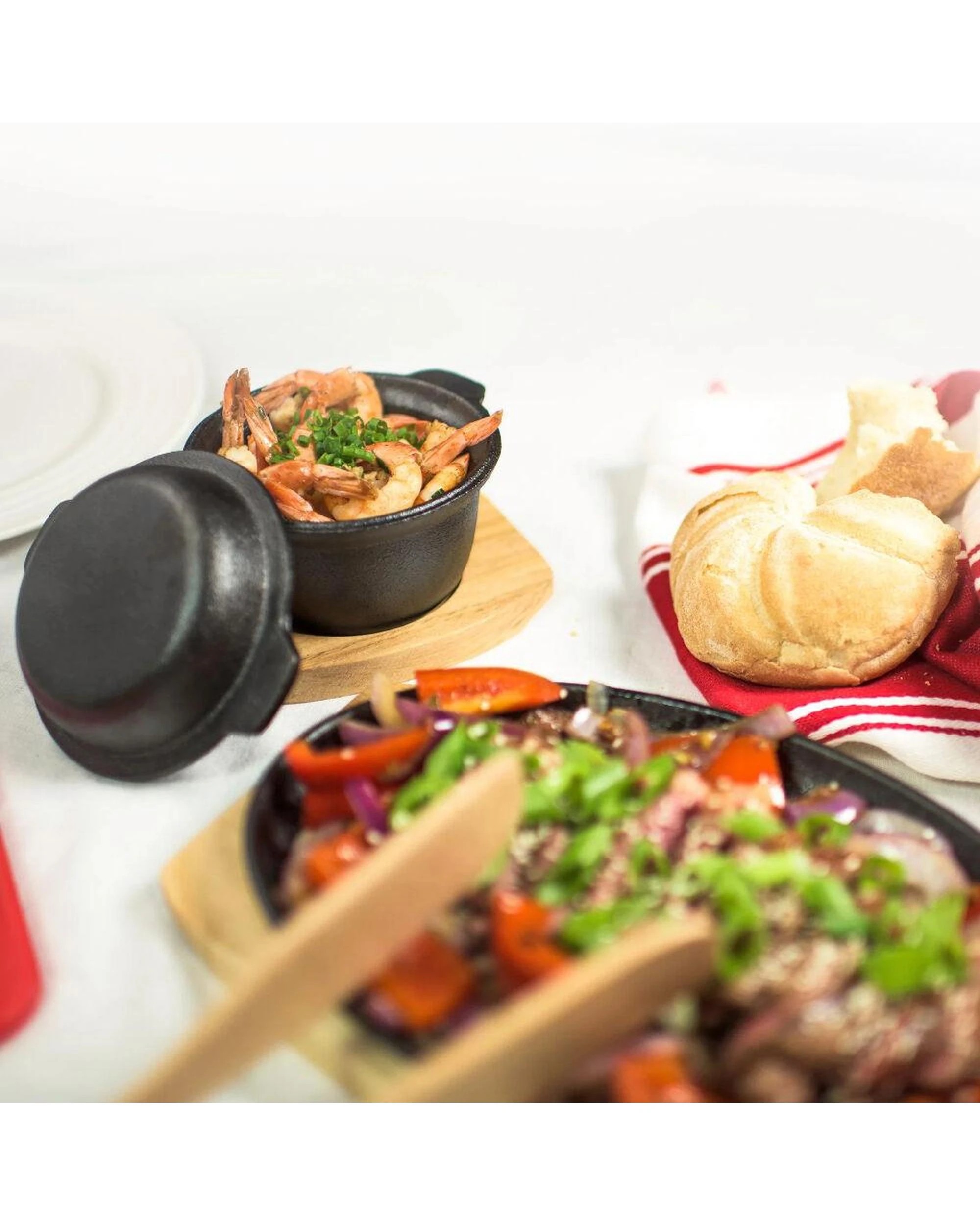 2 Pyrolux Pyrocast Garlic Pot with Maple Tray 11.8cm, 2 of 3