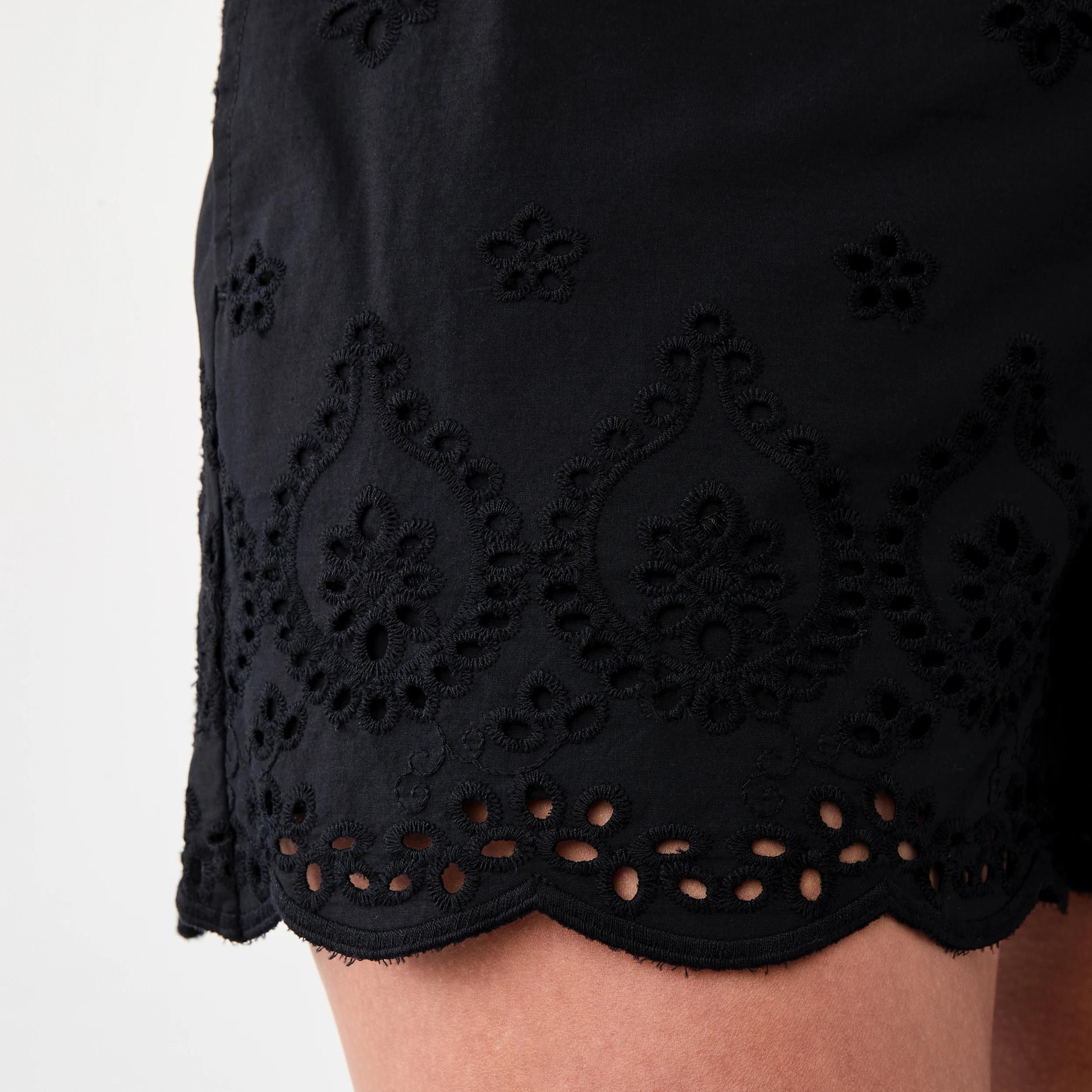 6 Broderie Shorts Black, 6 of 7