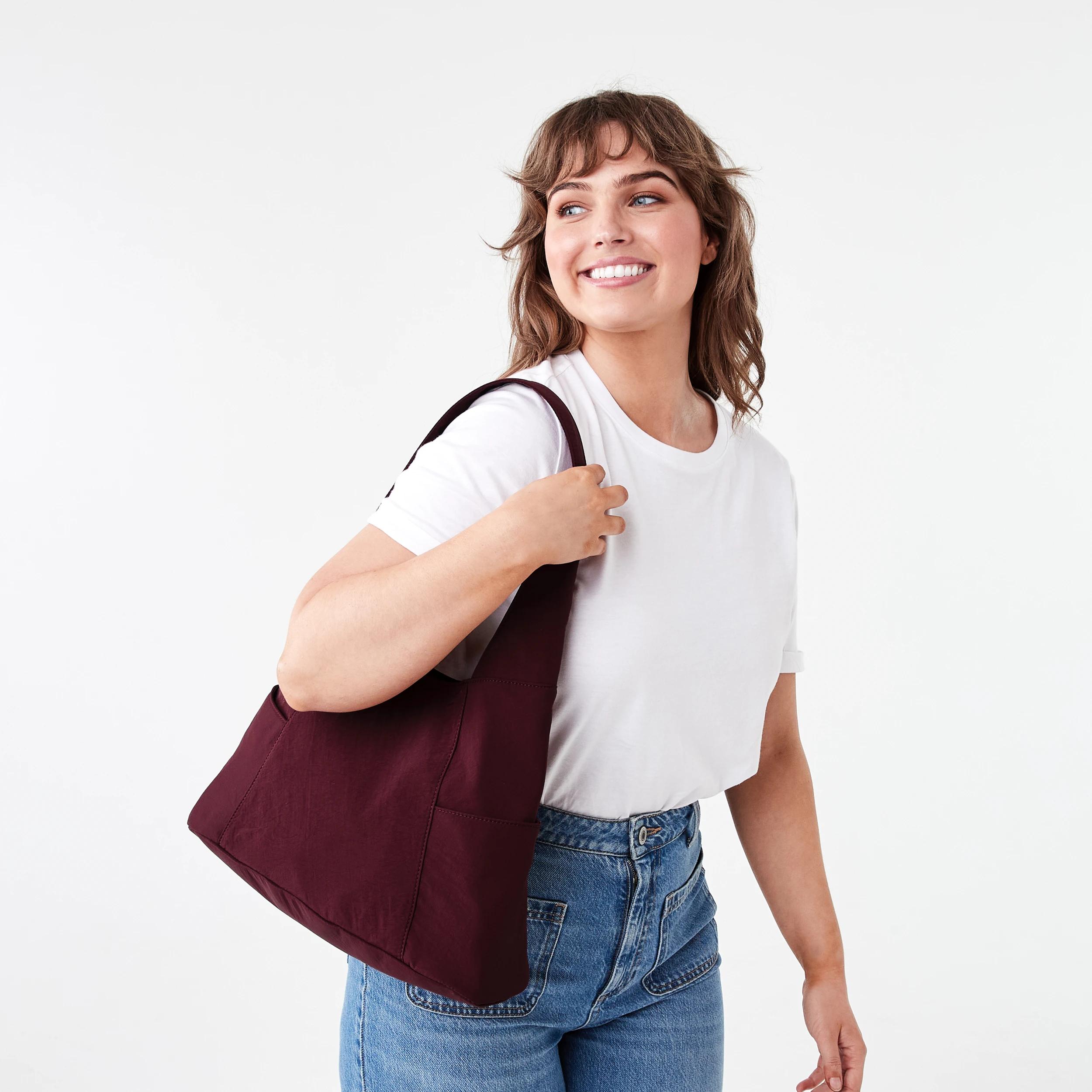 4 Urban Shoulder Bag Crimsn Red, 4 of 4