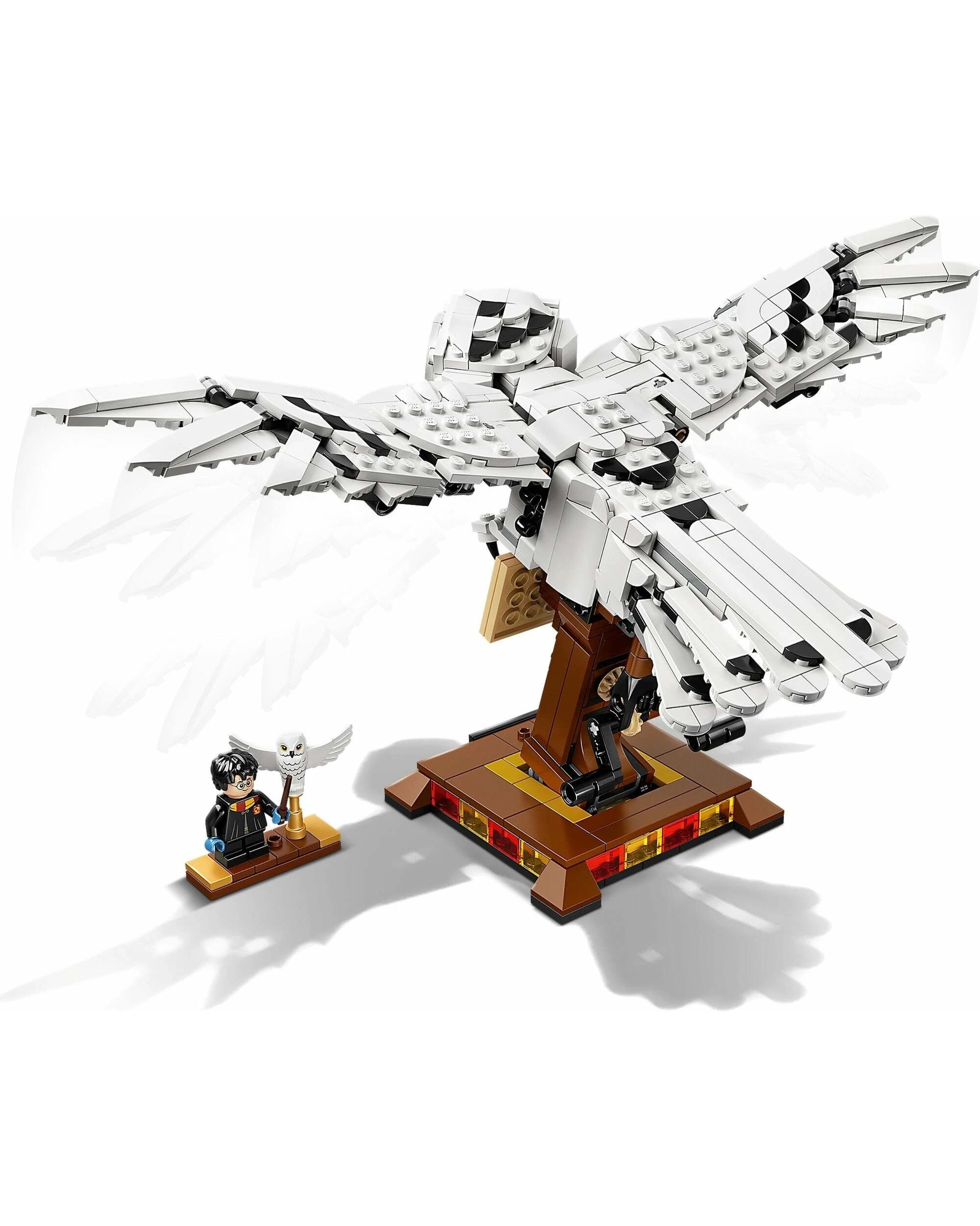 4 LEGO 75979 Hedwig Owl with Moving Wings, 4 of 5