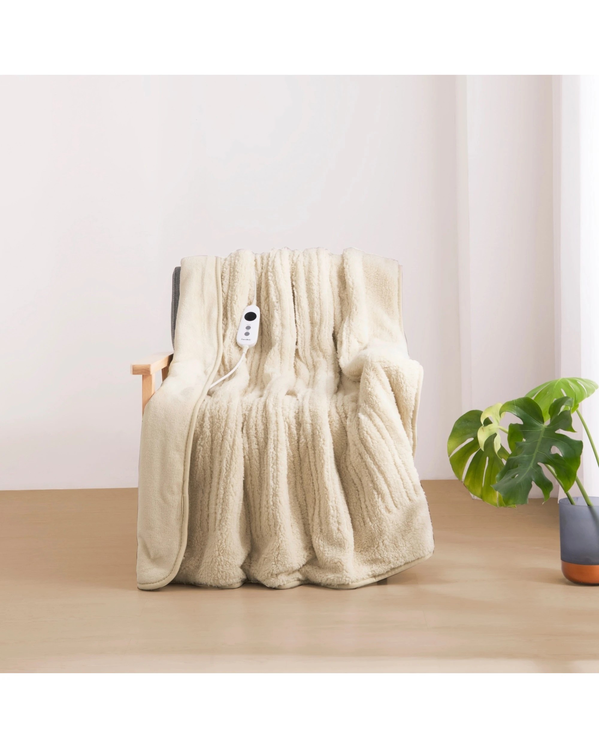 1 Dreamaker Eve Reversible Sherpa & Coral Fleece Heated Throw 130x160cm - Cream, 1 of 8