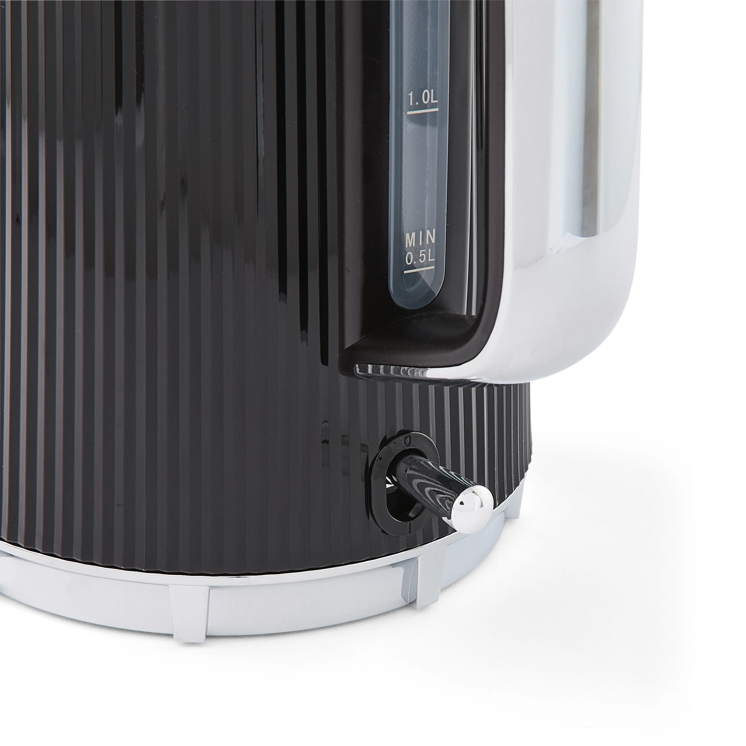 5 1.7L Ribbed Kettle - Black, 5 of 6