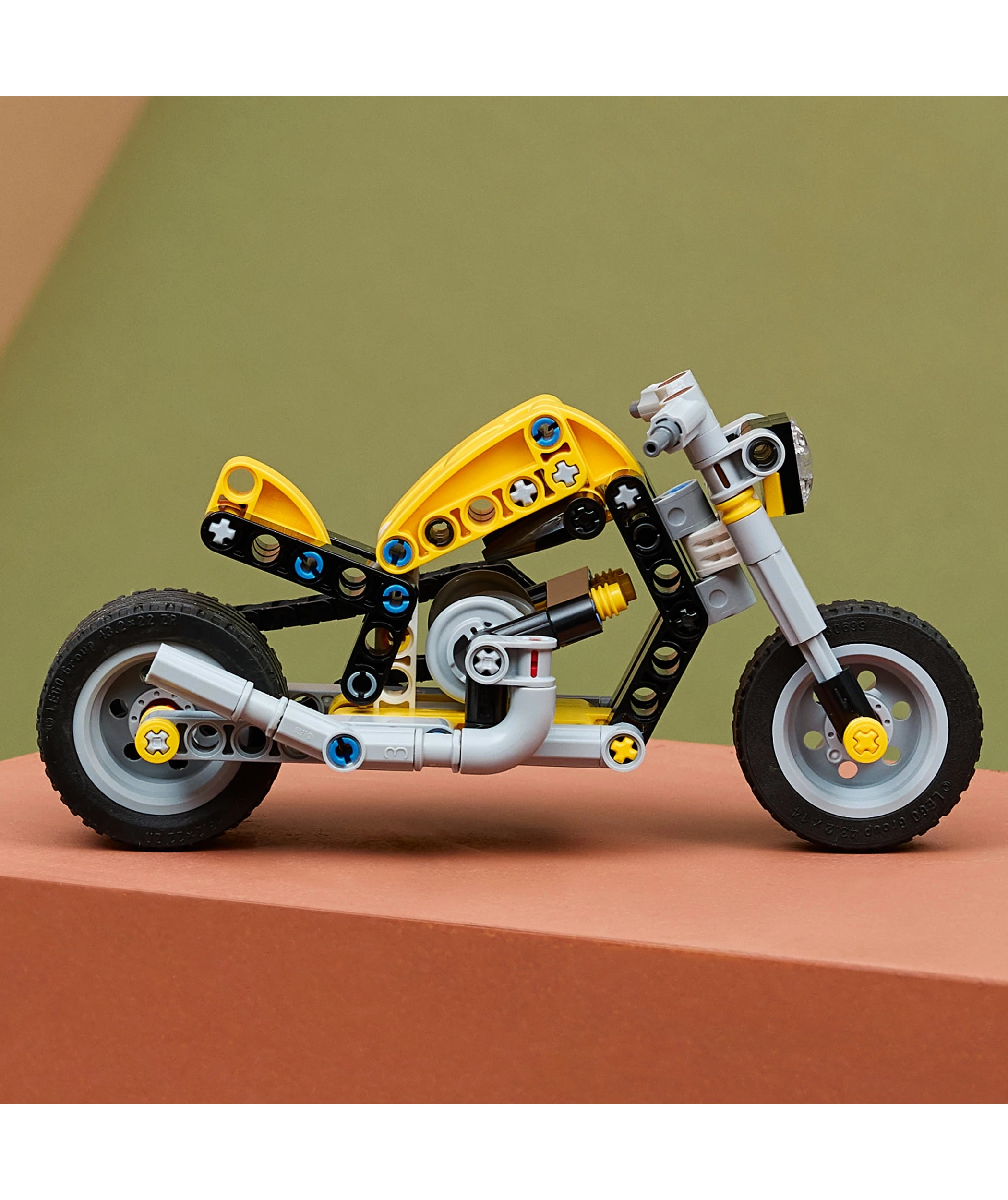 9 LEGO Technic Yellow Motorbike 42225, 9 of 10