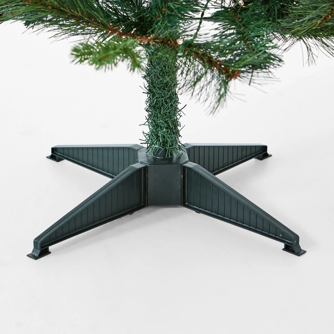 5 1.22m (4ft) Green Prelit Christmas Tree, 5 of 7