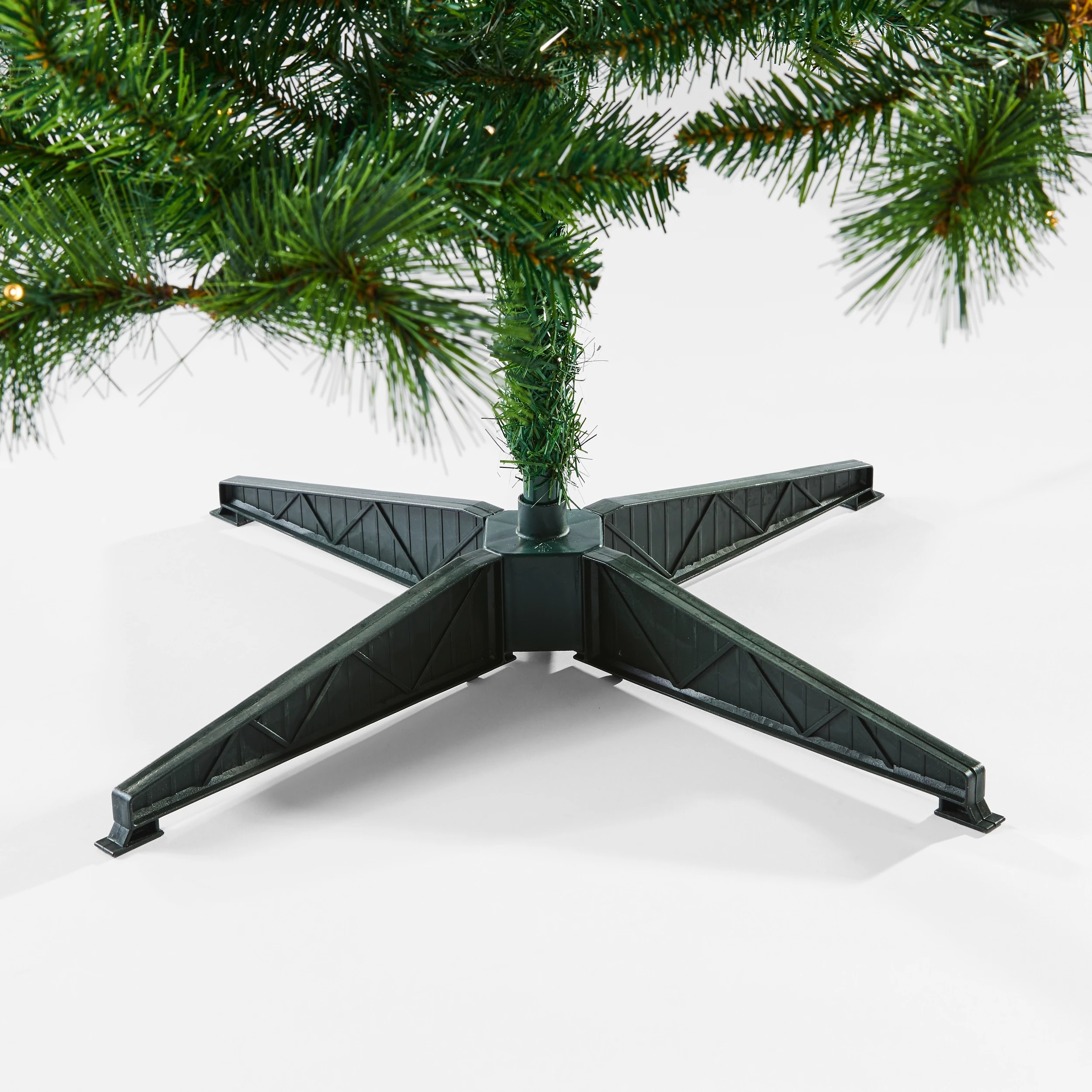 7 1.82m (6ft.) Kingston Prelit Christmas Tree, 7 of 8