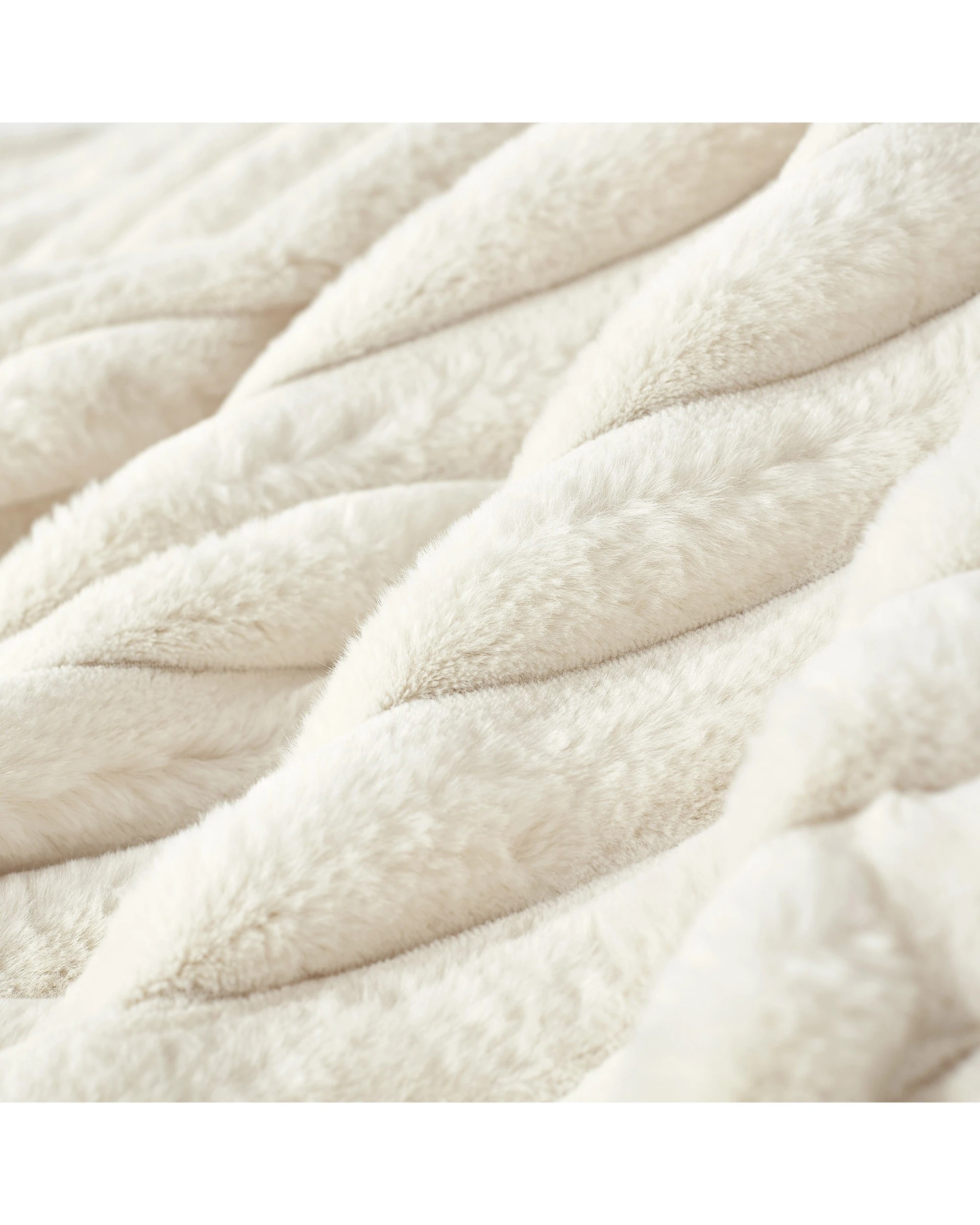 3 Dreamaker Cirra Chunky Embossed Fleece Heated Throw 130x160cm - Natural, 3 of 10