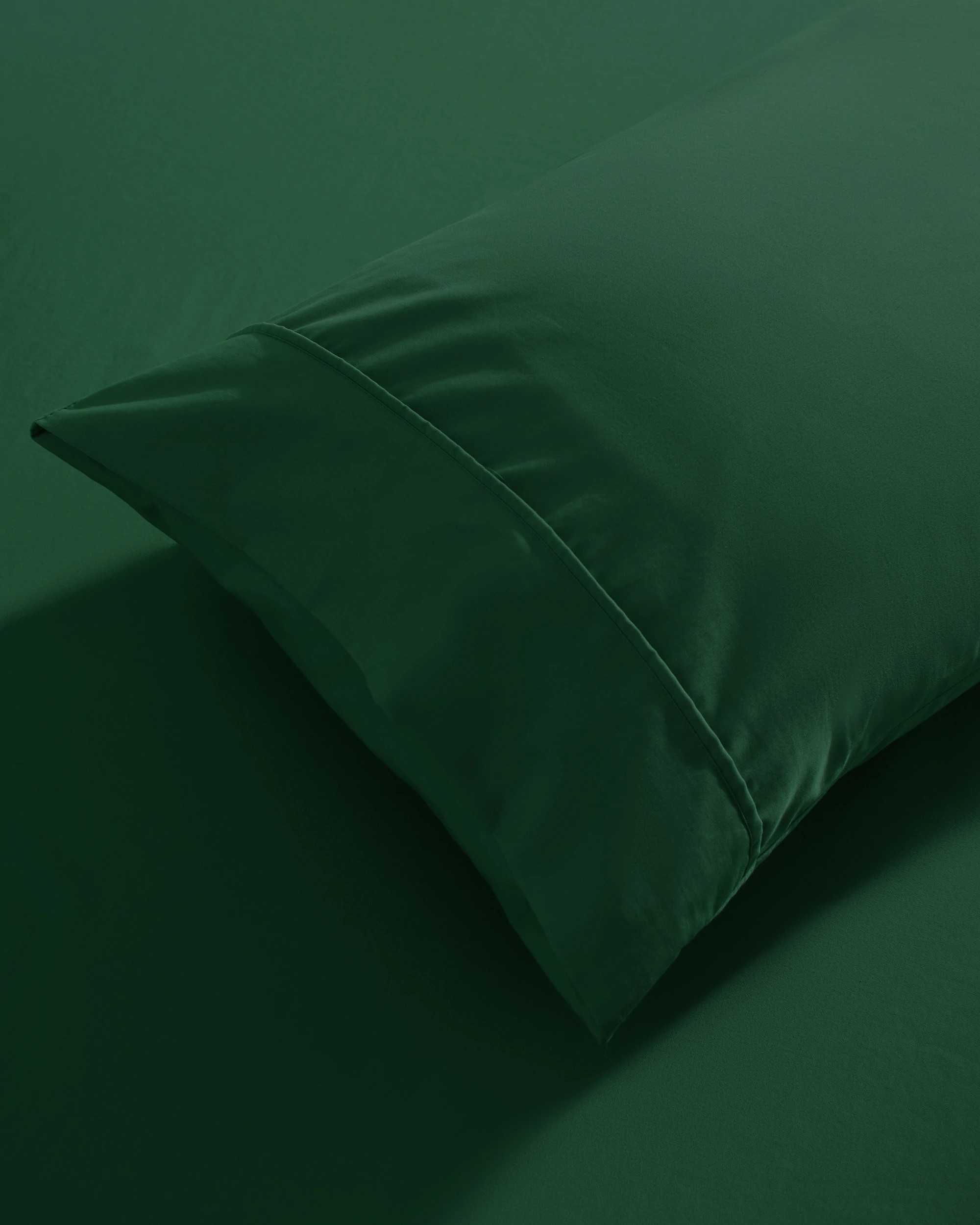 4 Dreamaker 250TC Cotton & Recycled Polyester Blend Sheet Set - King Bed - Hunter Green, 4 of 7