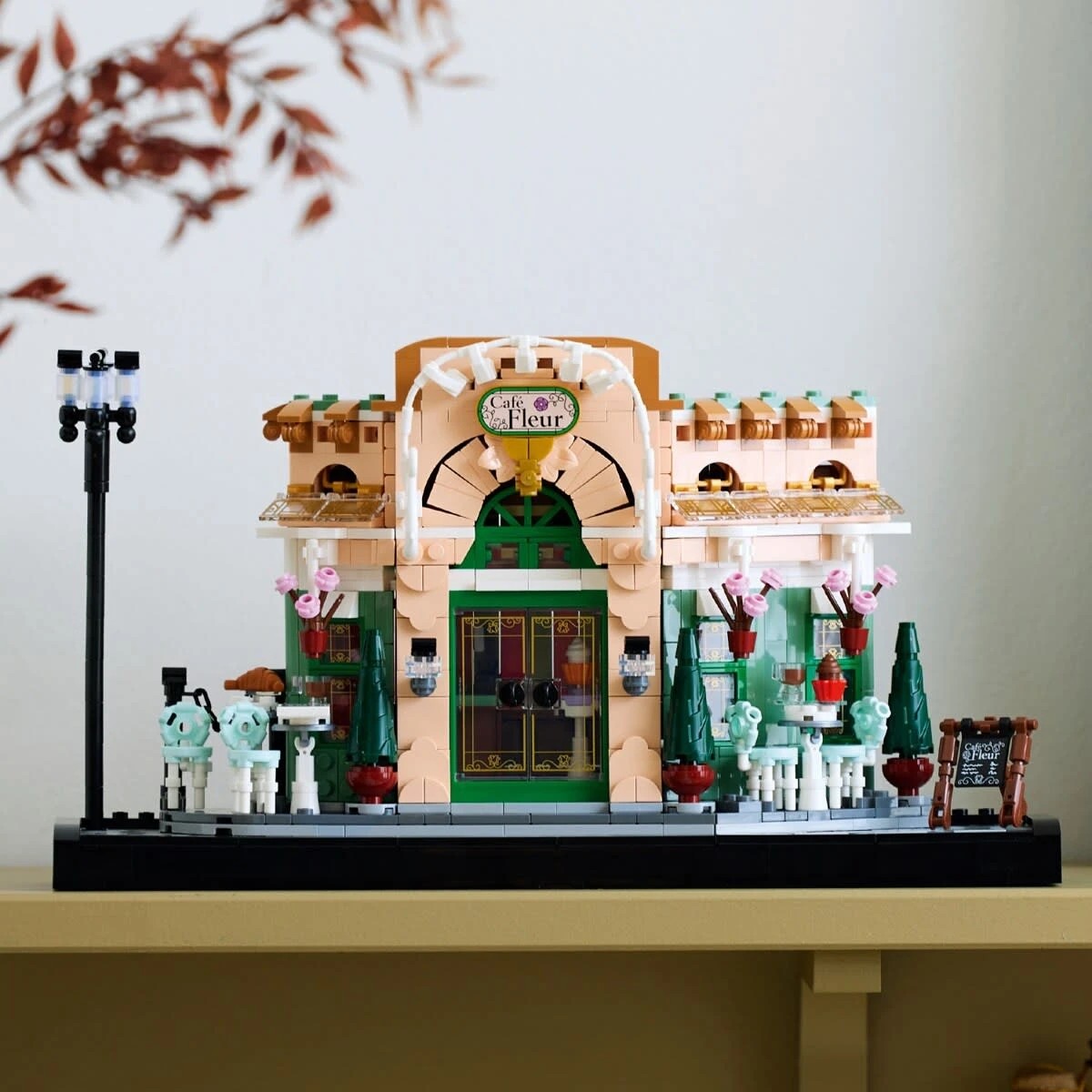 8 LEGO Icons French Cafe 10362, 8 of 9