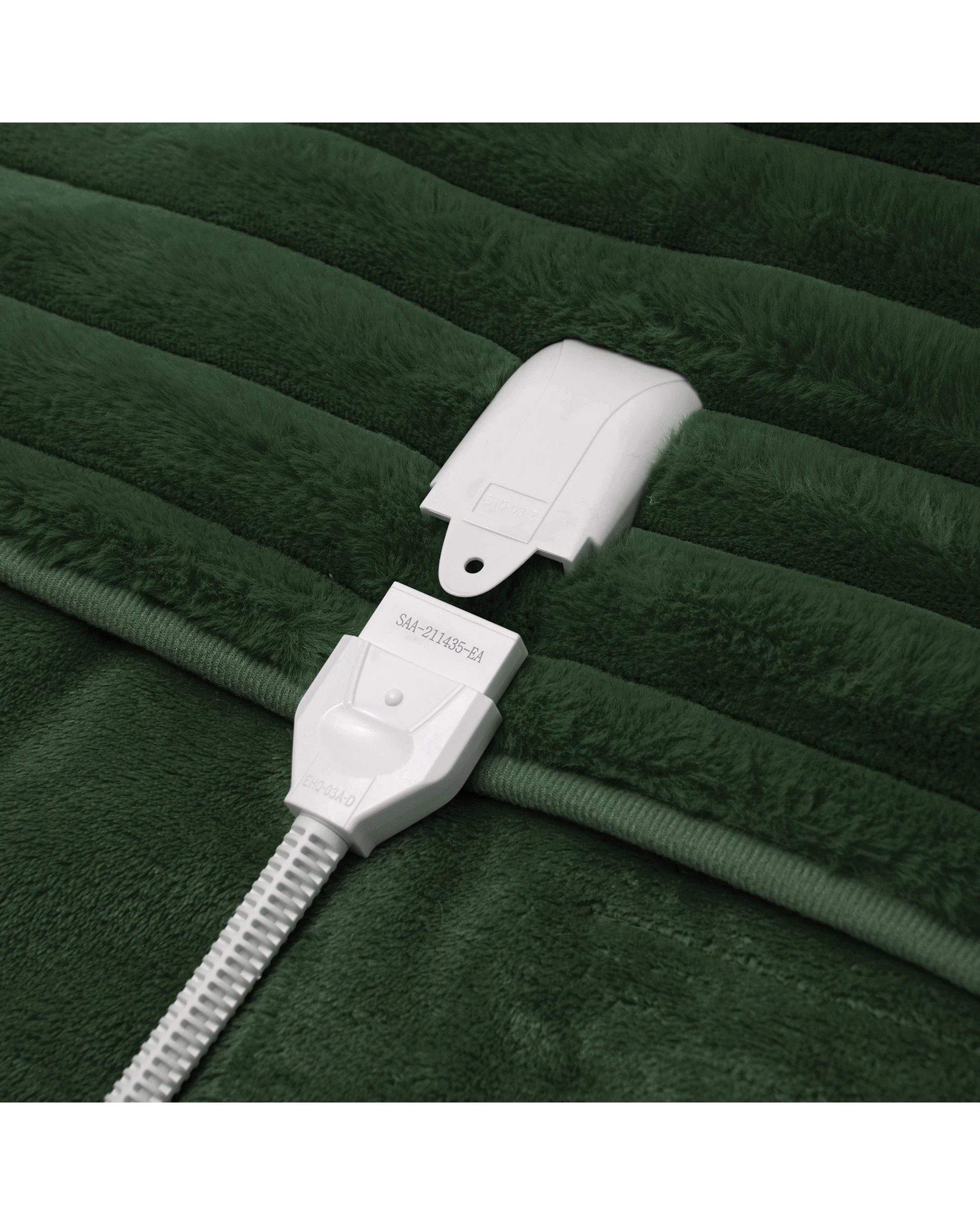 6 Dreamaker Cirra Chunky Embossed Fleece Heated Throw 130x160cm - Emerald Green, 6 of 10