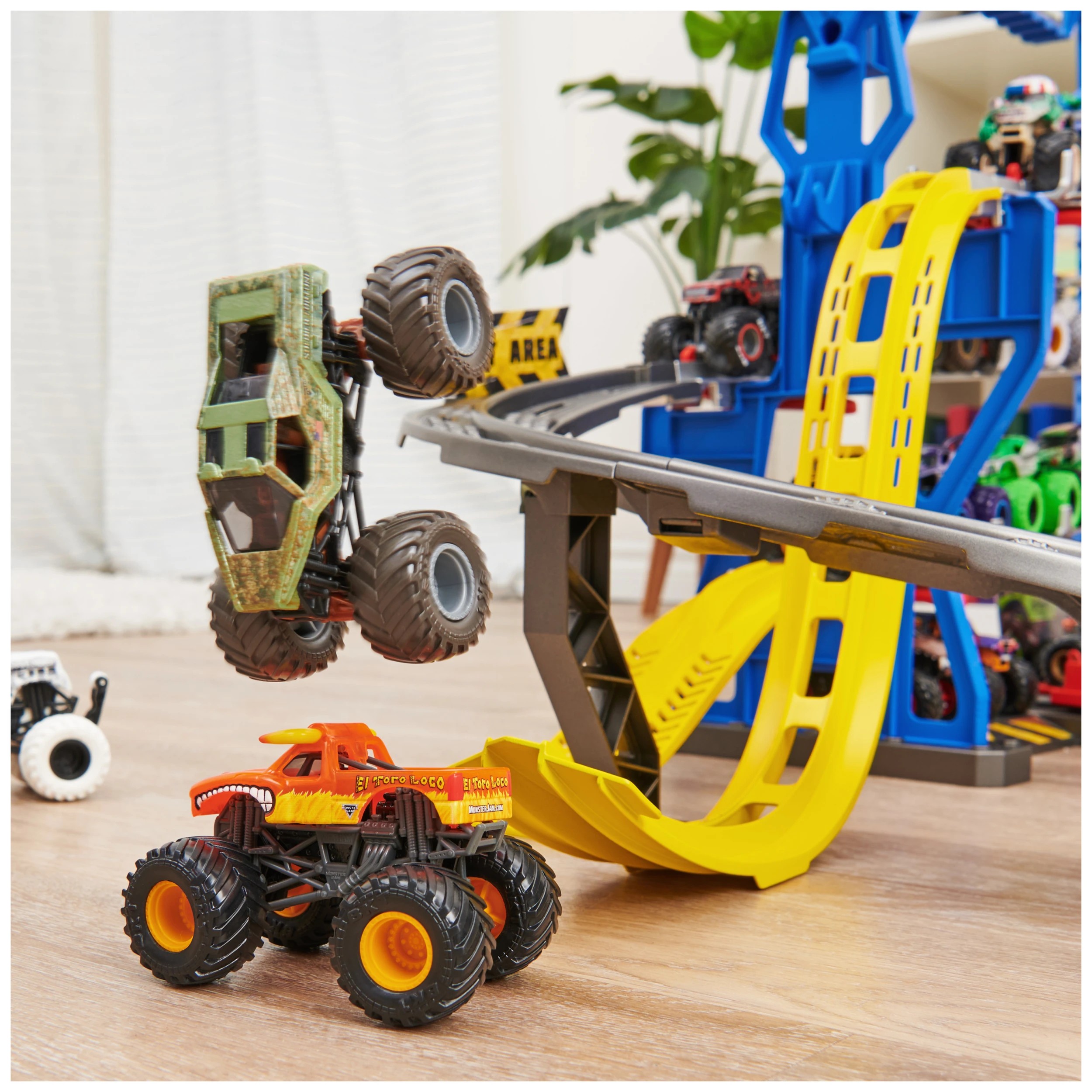 8 Monster Jam 1:64 Garage Playset - Multi, 8 of 9