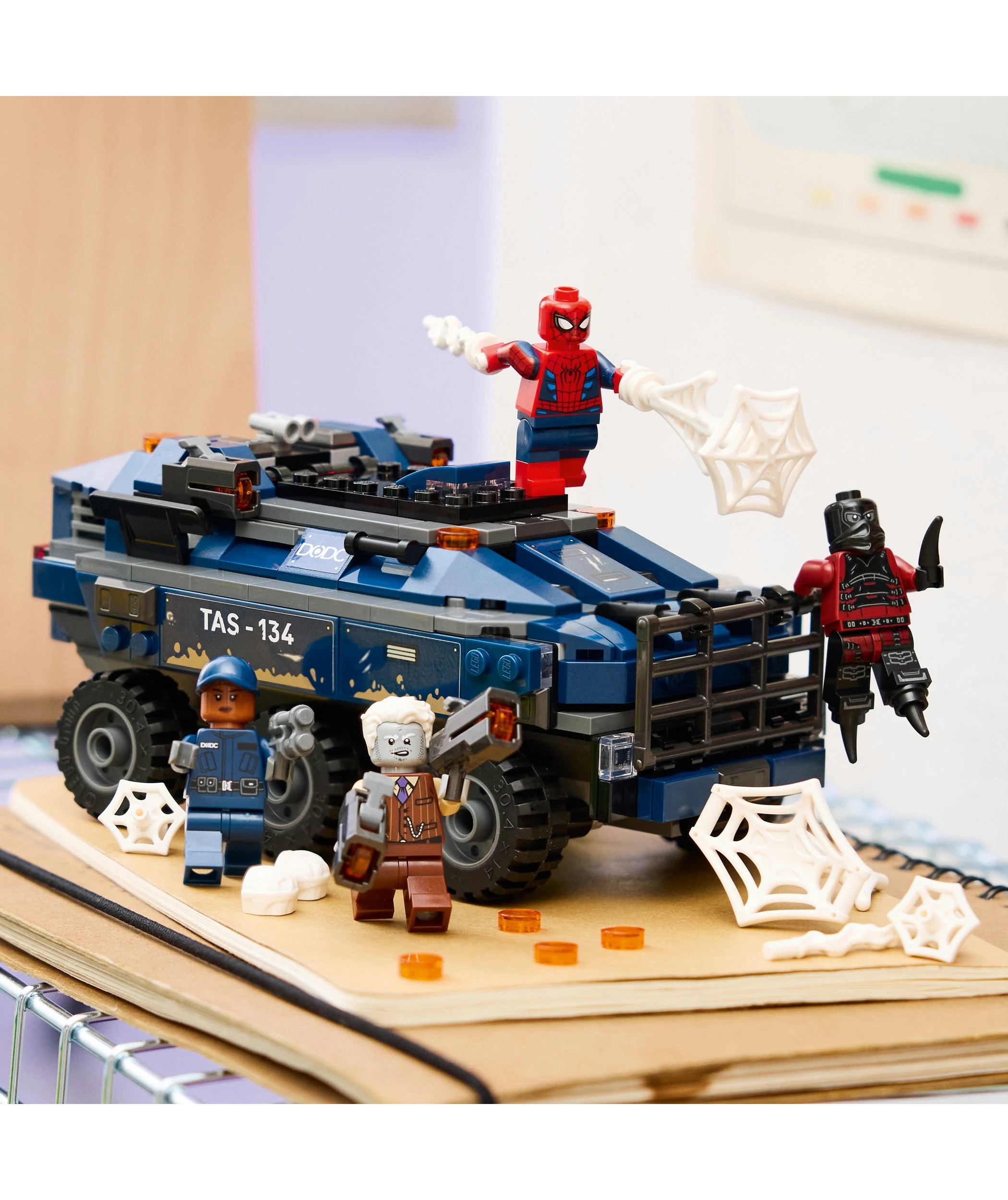 8 LEGO Super Heroes Spider-Man Prison Transport Chase 76349, 8 of 9