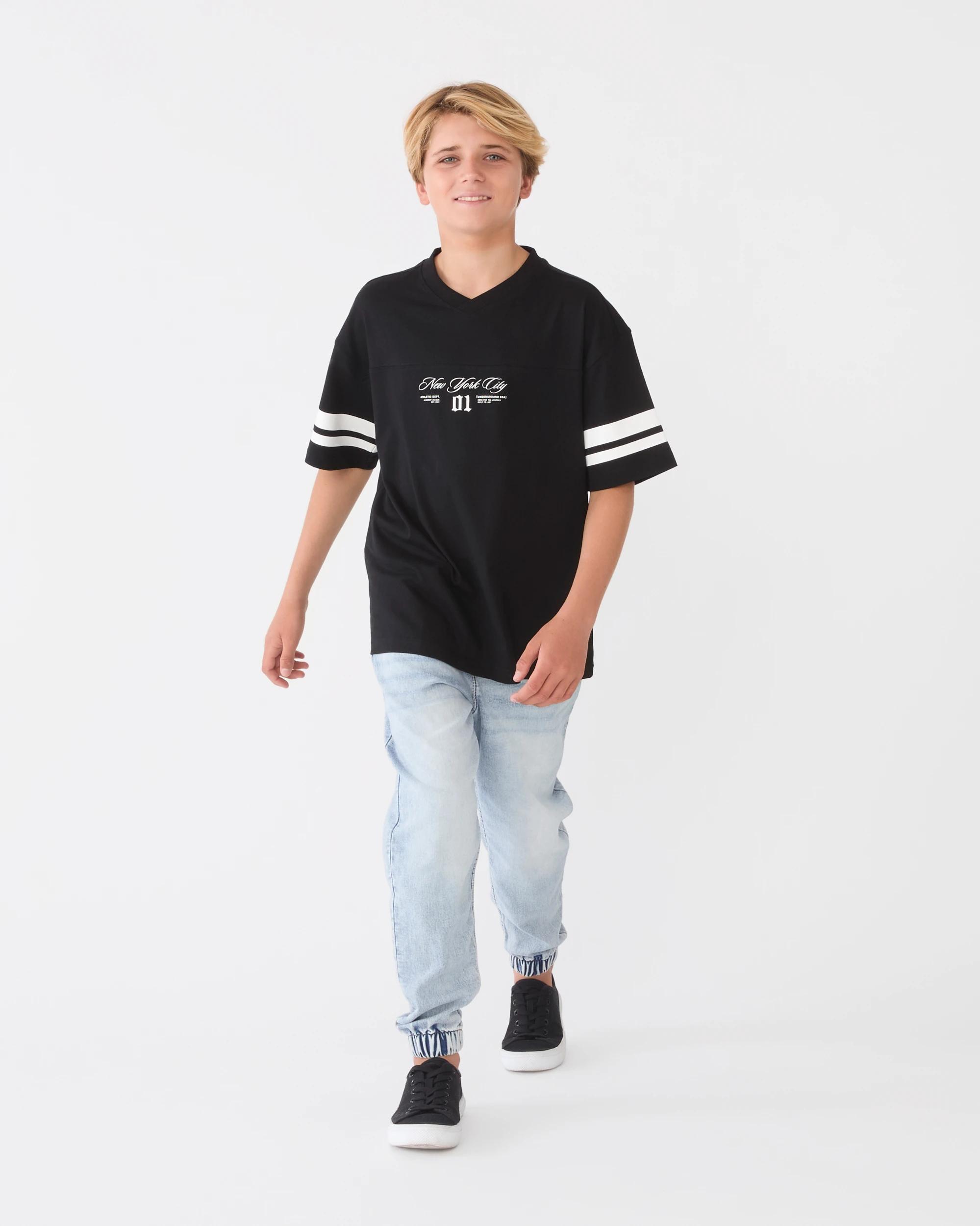 7 Short Sleeve V-neck Oversized T-shirt Black, 7 of 8