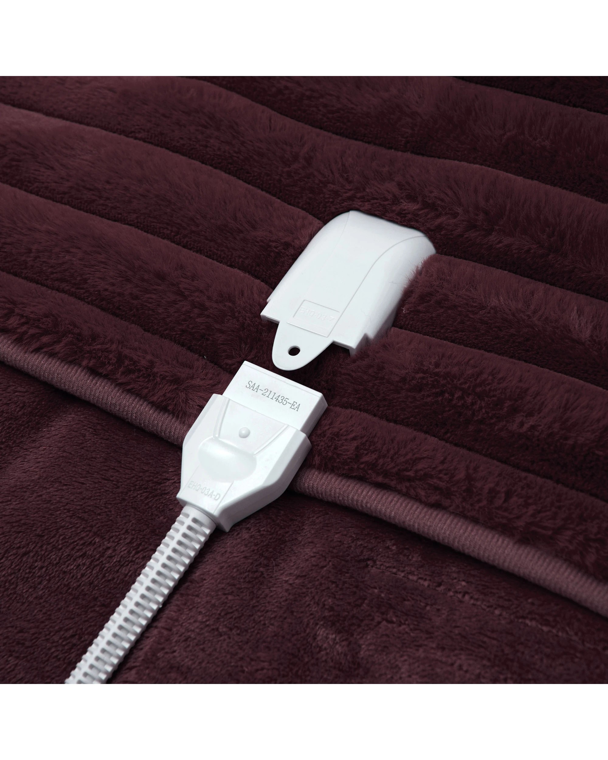 6 Dreamaker Cirra Chunky Embossed Fleece Heated Throw 130x160cm - Cherry, 6 of 10