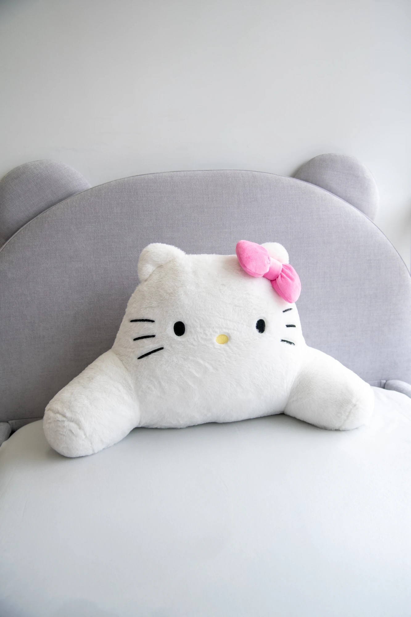 3 Hello Kitty Reading Cushion
 - White, 3 of 3
