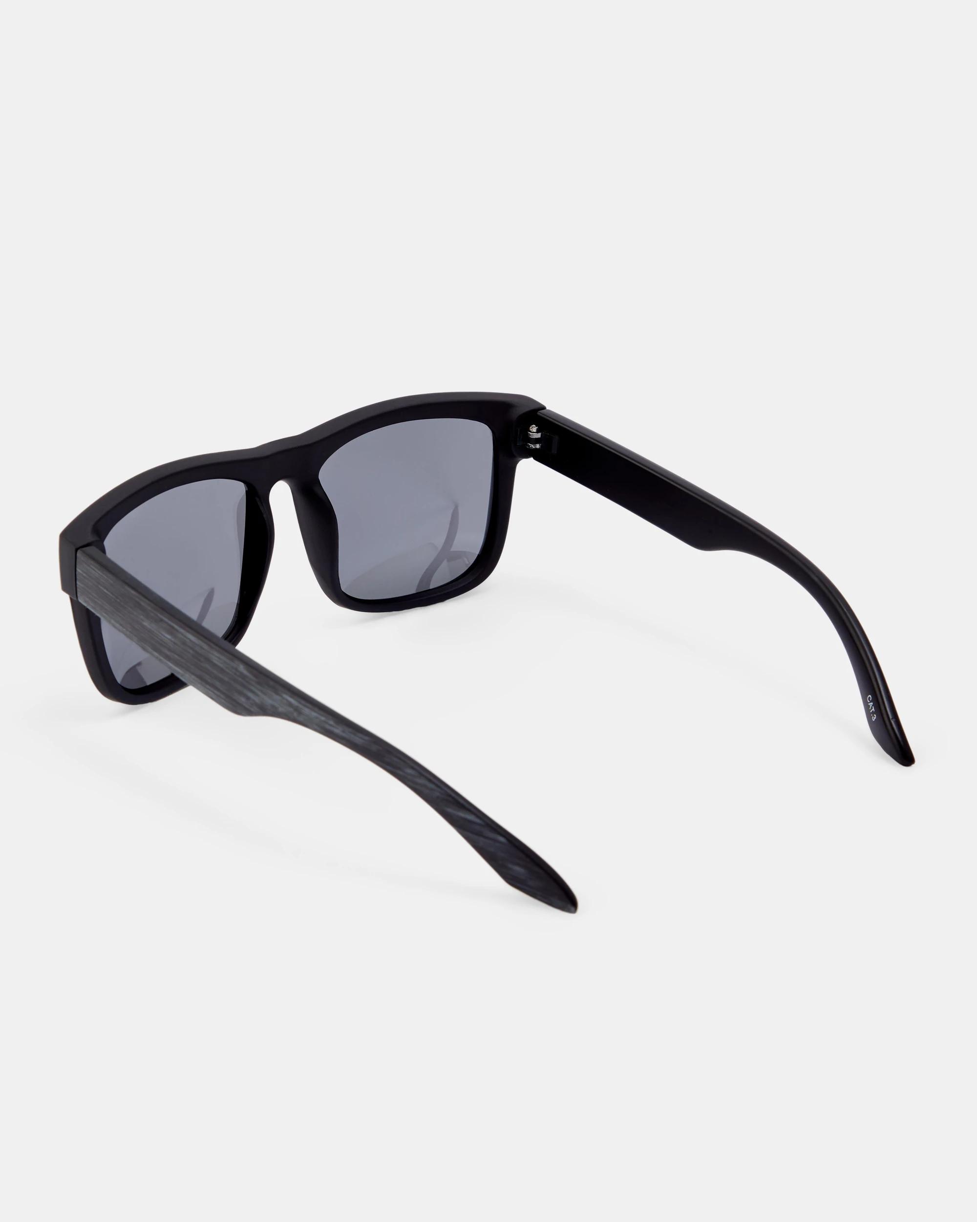 3 D-Frame Sunglasses Black, 3 of 5