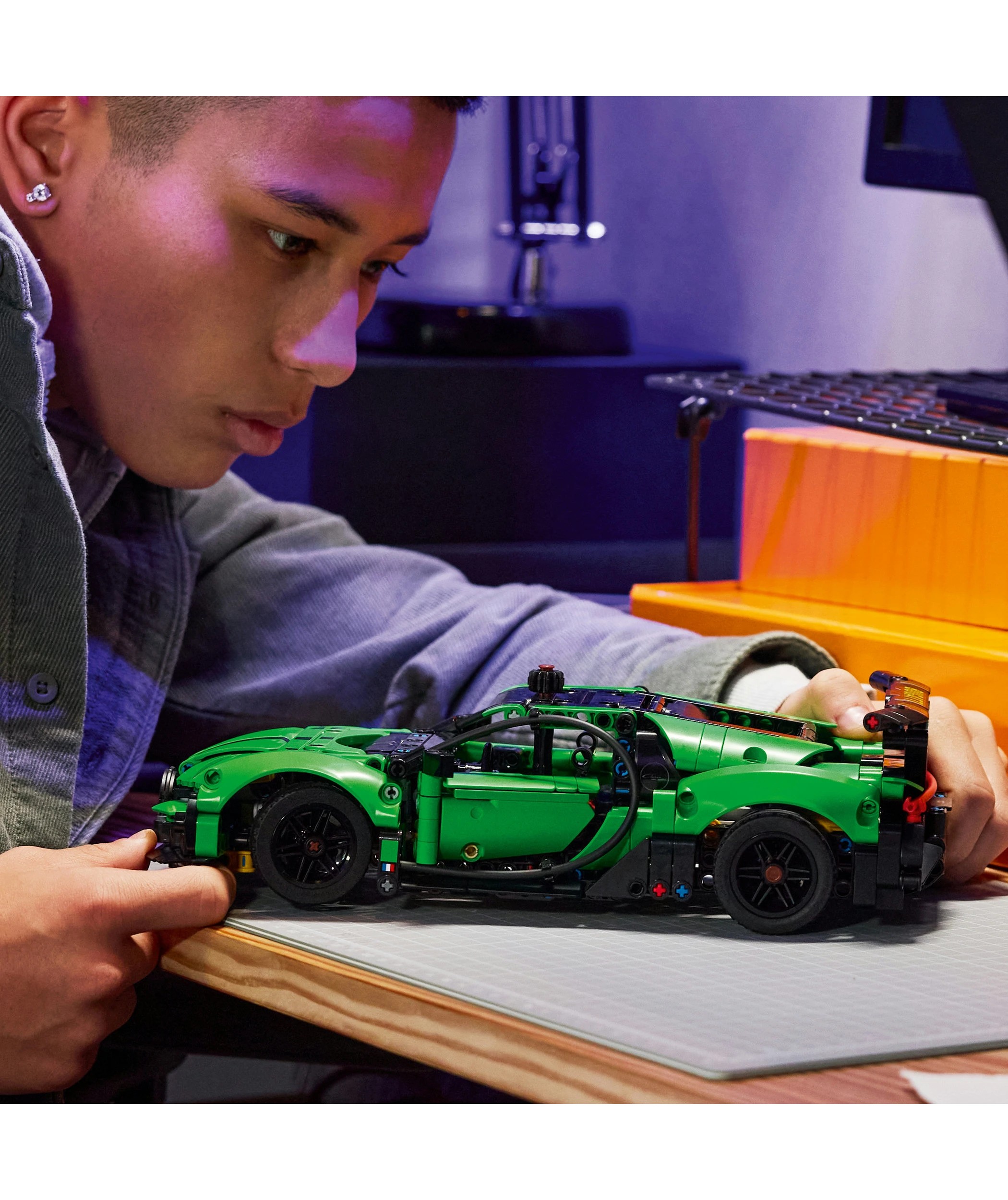8 LEGO Technic Green Bugatti Chiron Pur Sport Hypercar 42241, 8 of 10