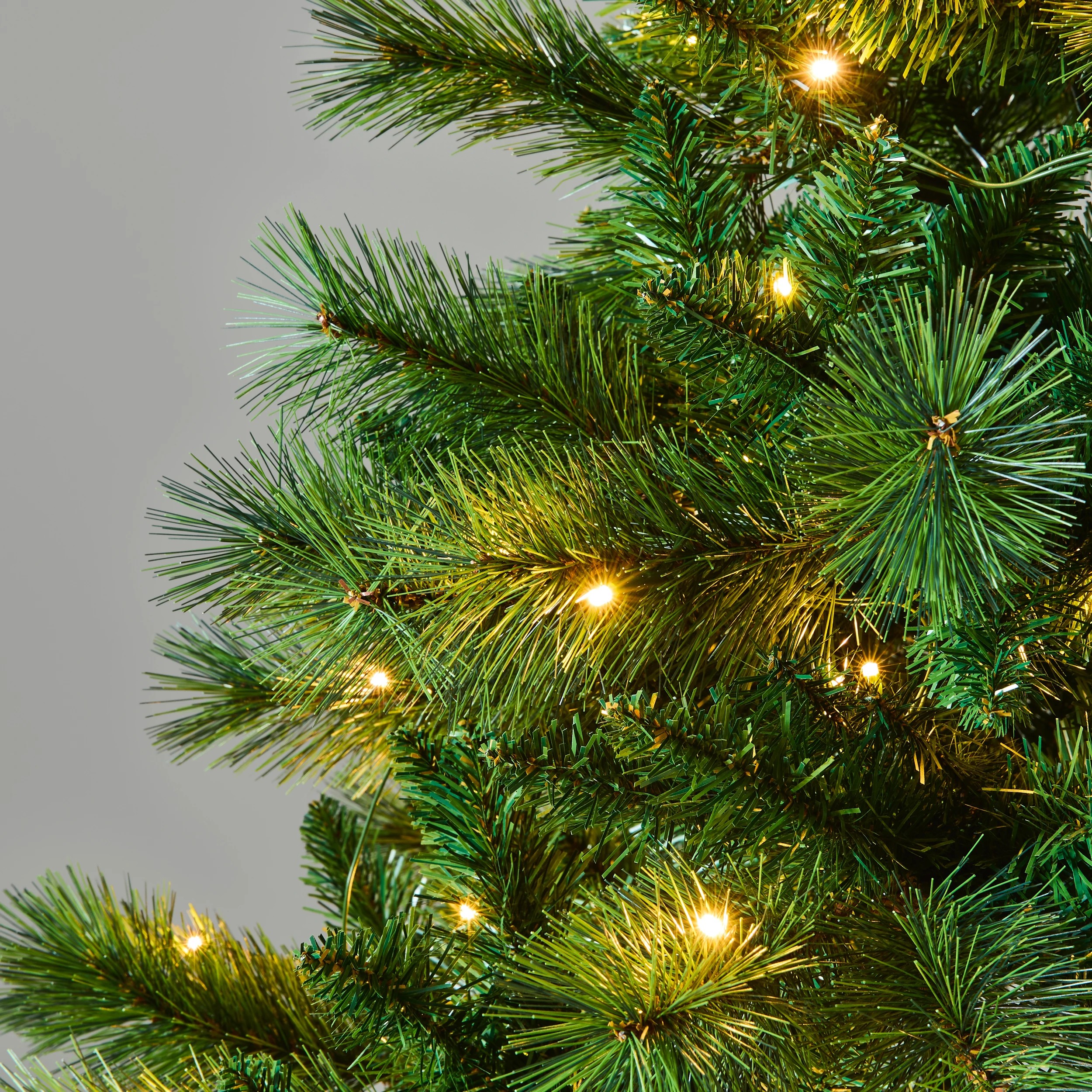 4 1.82m (6ft.) Kingston Prelit Christmas Tree, 4 of 8