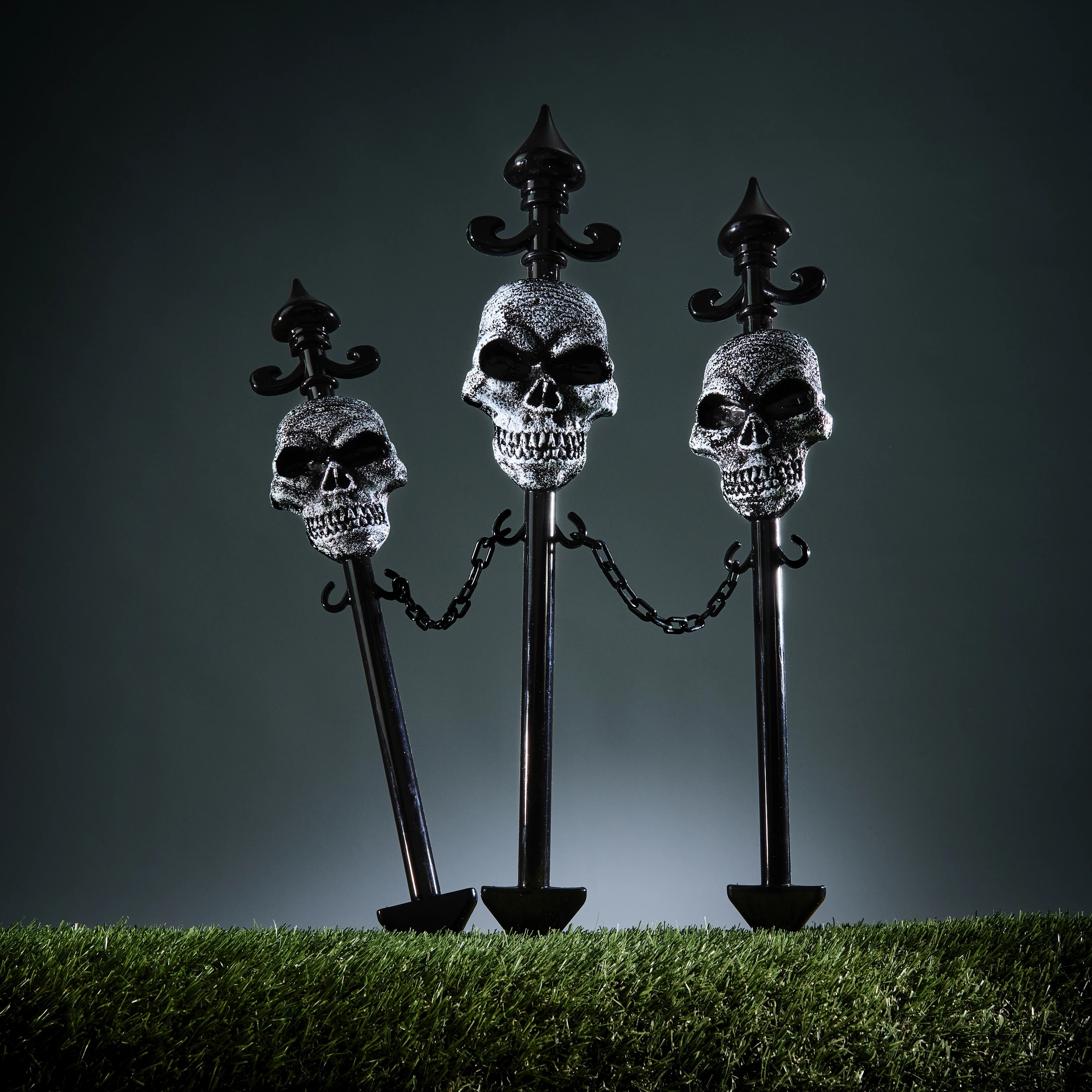 1 3 Pack Skull Chain Fence Stakes, 1 of 8