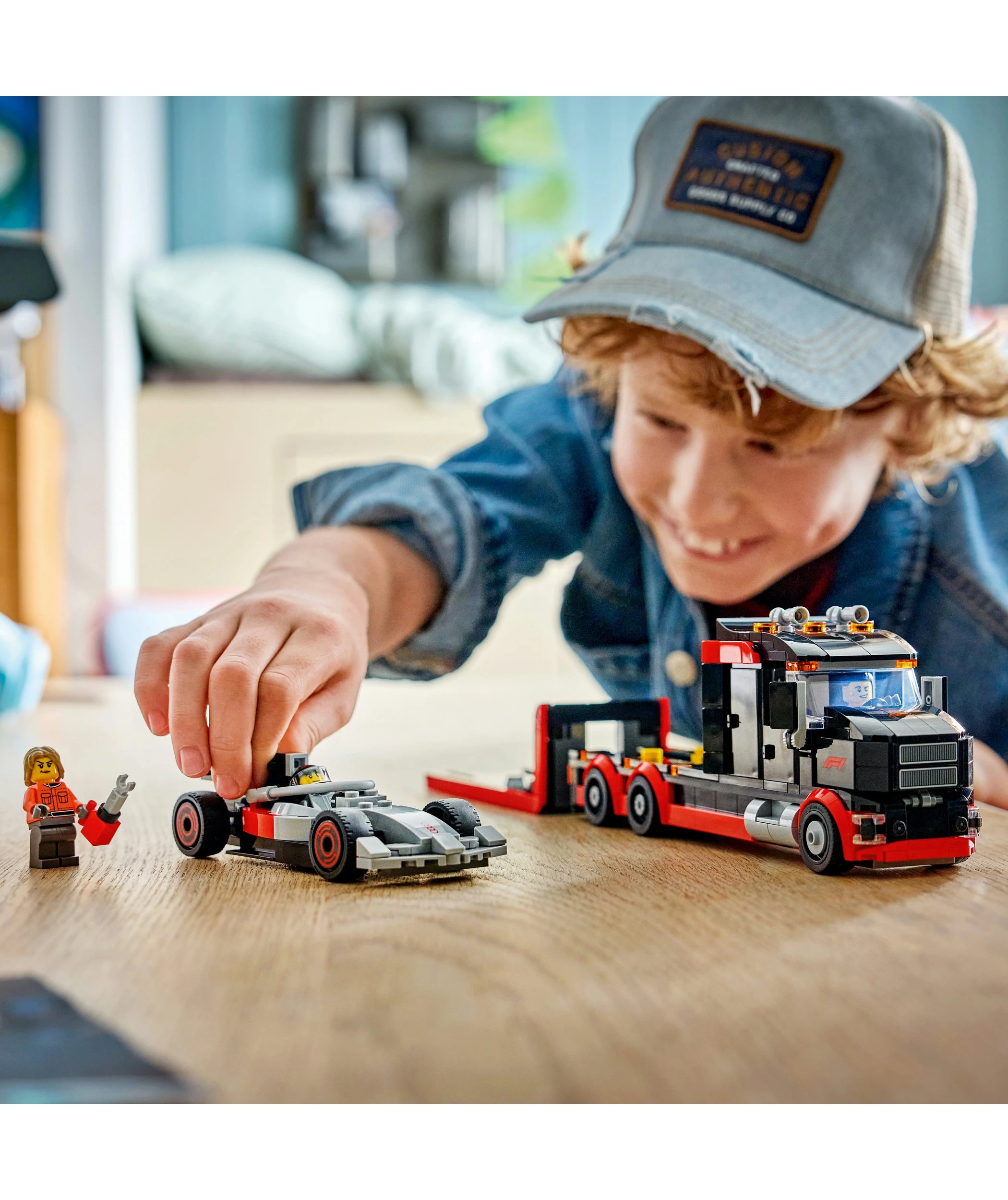 9 LEGO City F1 Display Truck with Audi F1 Race Car 60493, 9 of 10