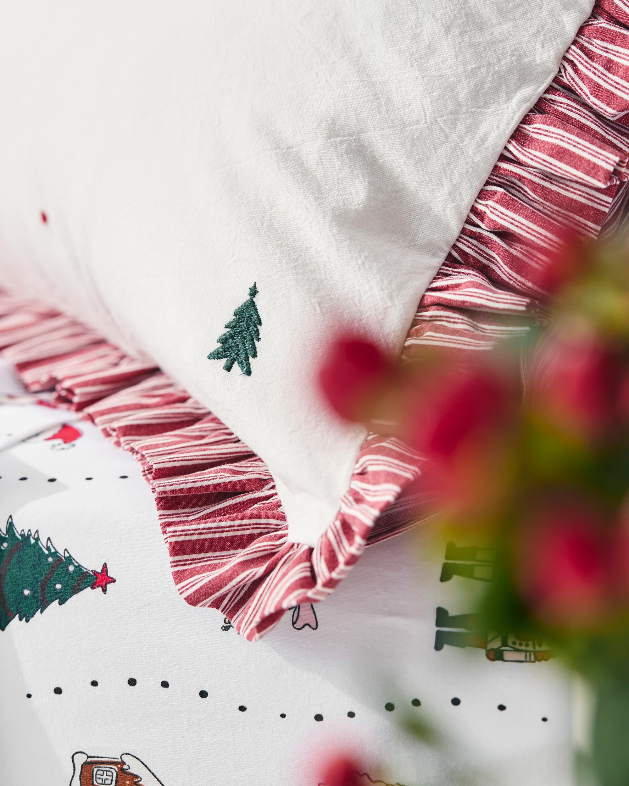 6 Target Christmas Embroidered Tree Quilt Cover Set - King Bed - White, 6 of 10