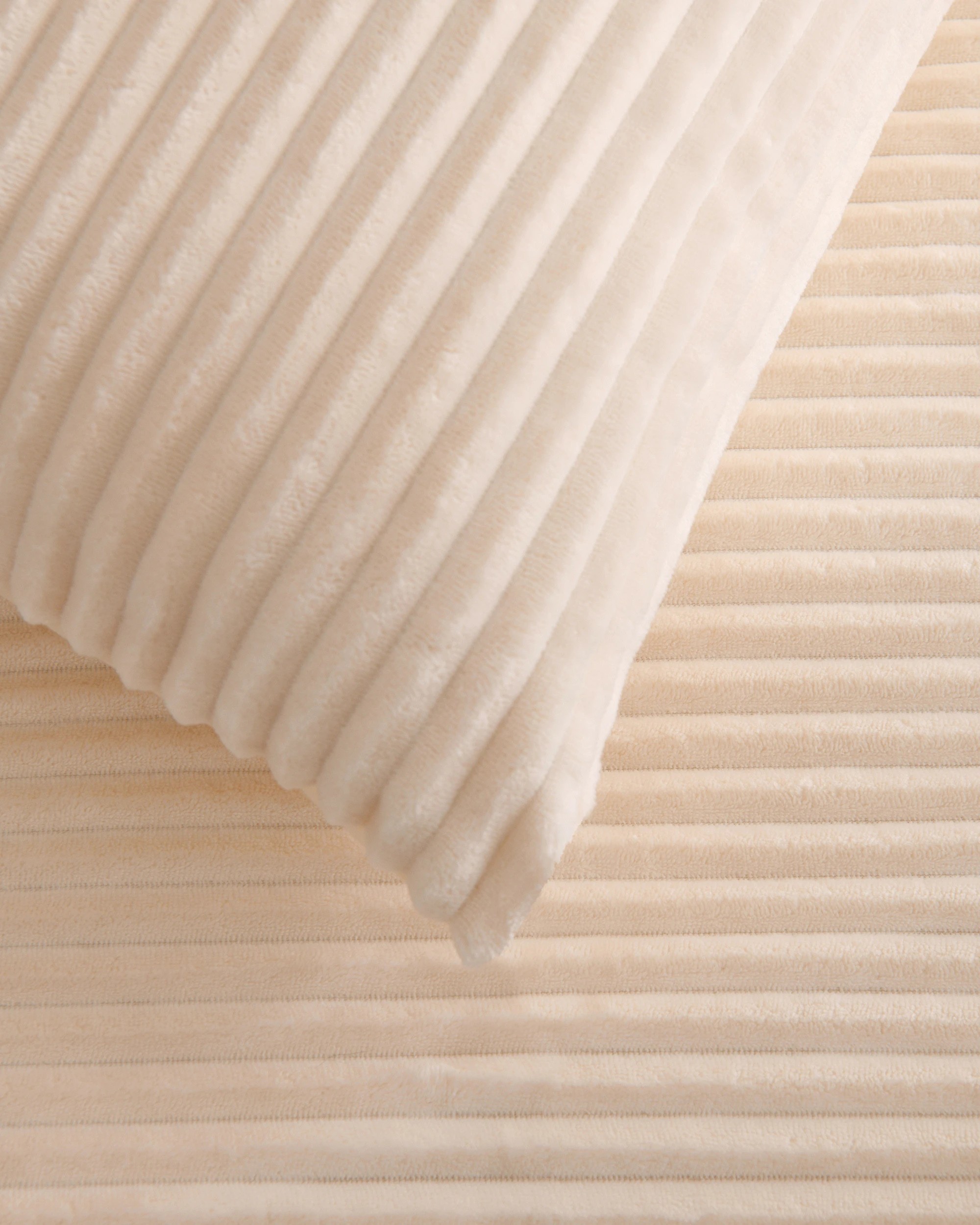4 Dreamaker Embossed Fleece Quilt Cover Set - King Bed - Vanilla, 4 of 6
