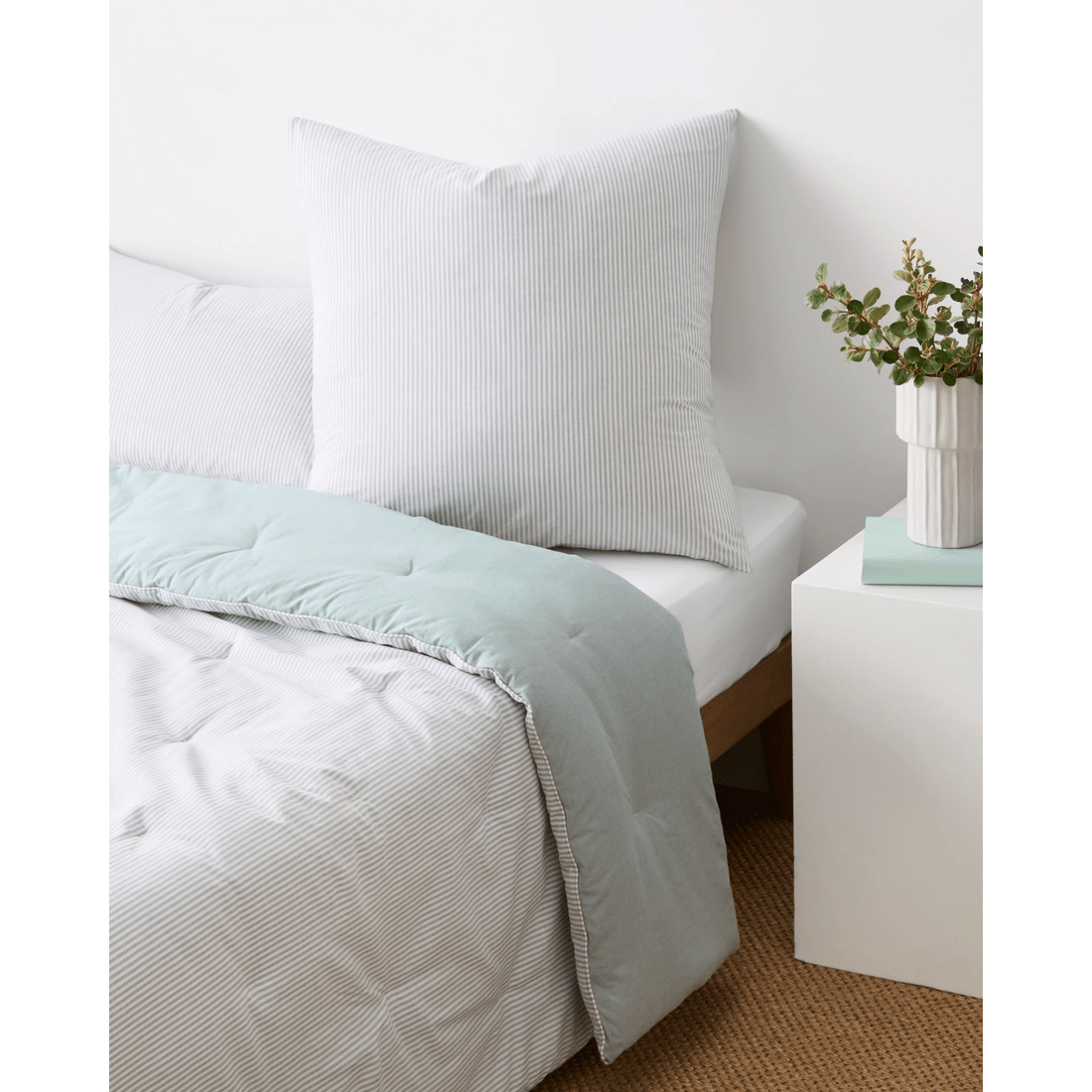 1 Target Hampton Stripe European Pillowcase
 - Queen Bed
 - Green, 1 of 2