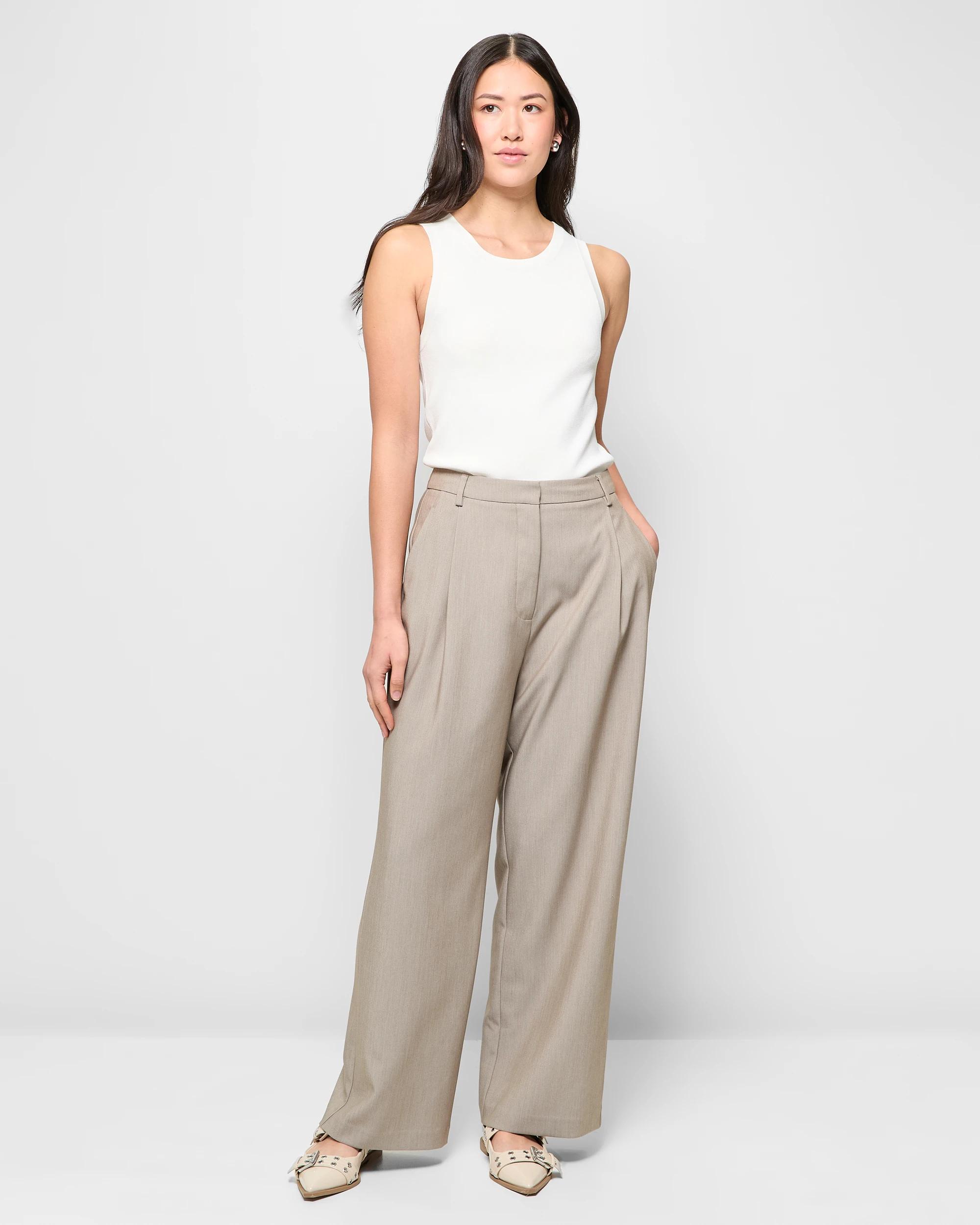 2 Ultimate Milano Sleeveless Tank Top - Preview CLOUD DANCER, 2 of 5