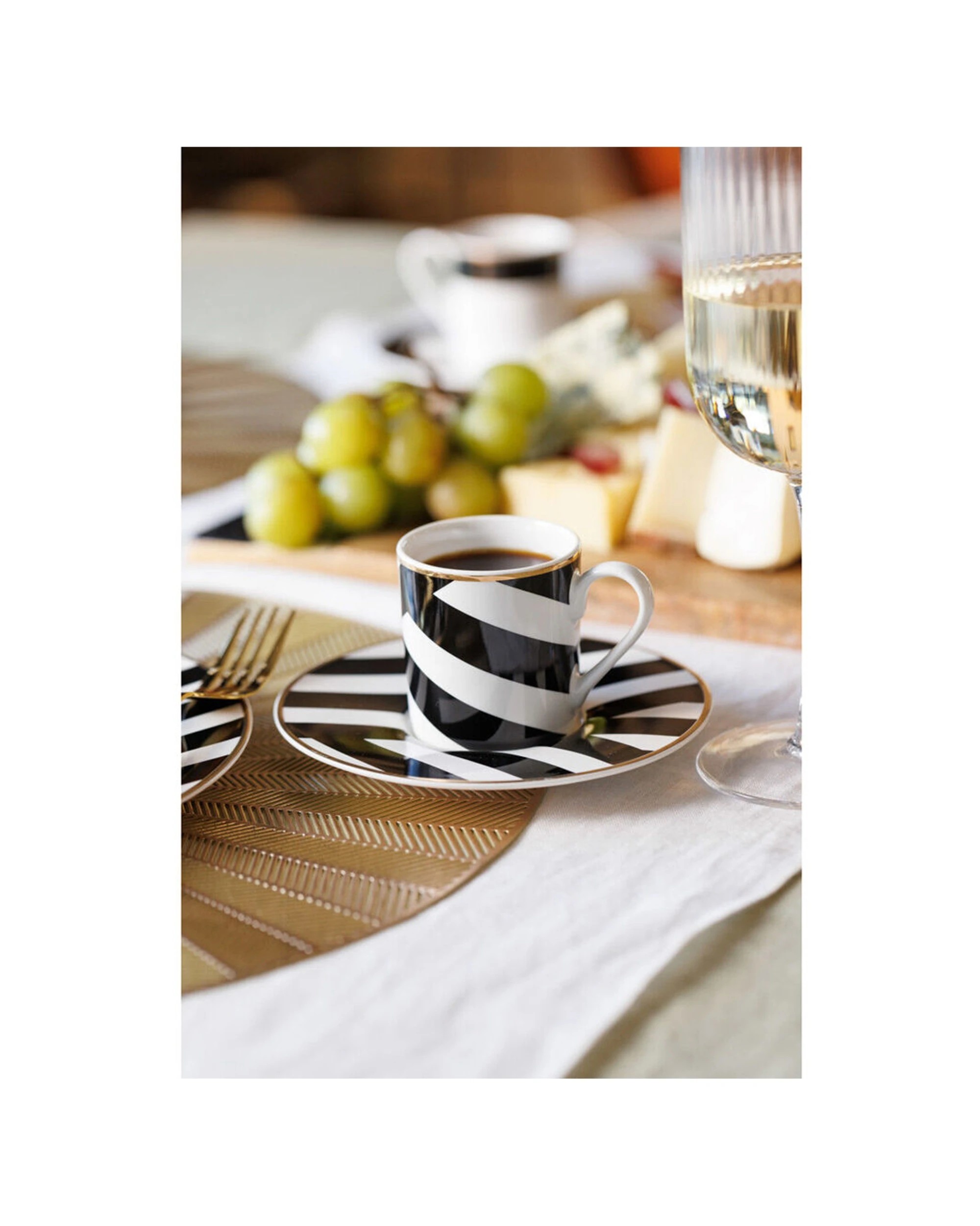 Mikasa Luxe Deco Tasses à thé et soucoupes chinoises à rayures géométriques, Set de 2