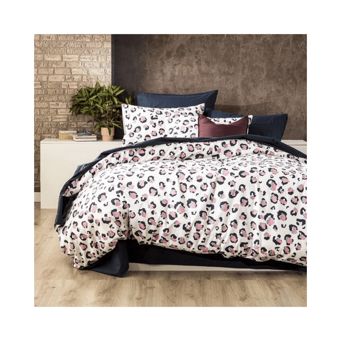 1 Park Avenue 175 GSM Egyptian Cotton Flannelette Quilt Cover Set - Snow Leopard (Double) - White, 1 of 2