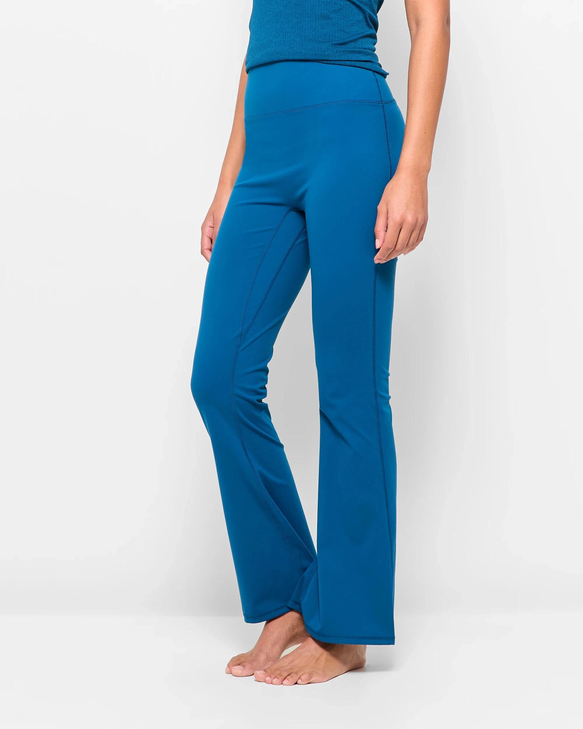 3 Target Active Studio Soft Yoga Flare Pants ECLIPSE BLUE, 3 of 5