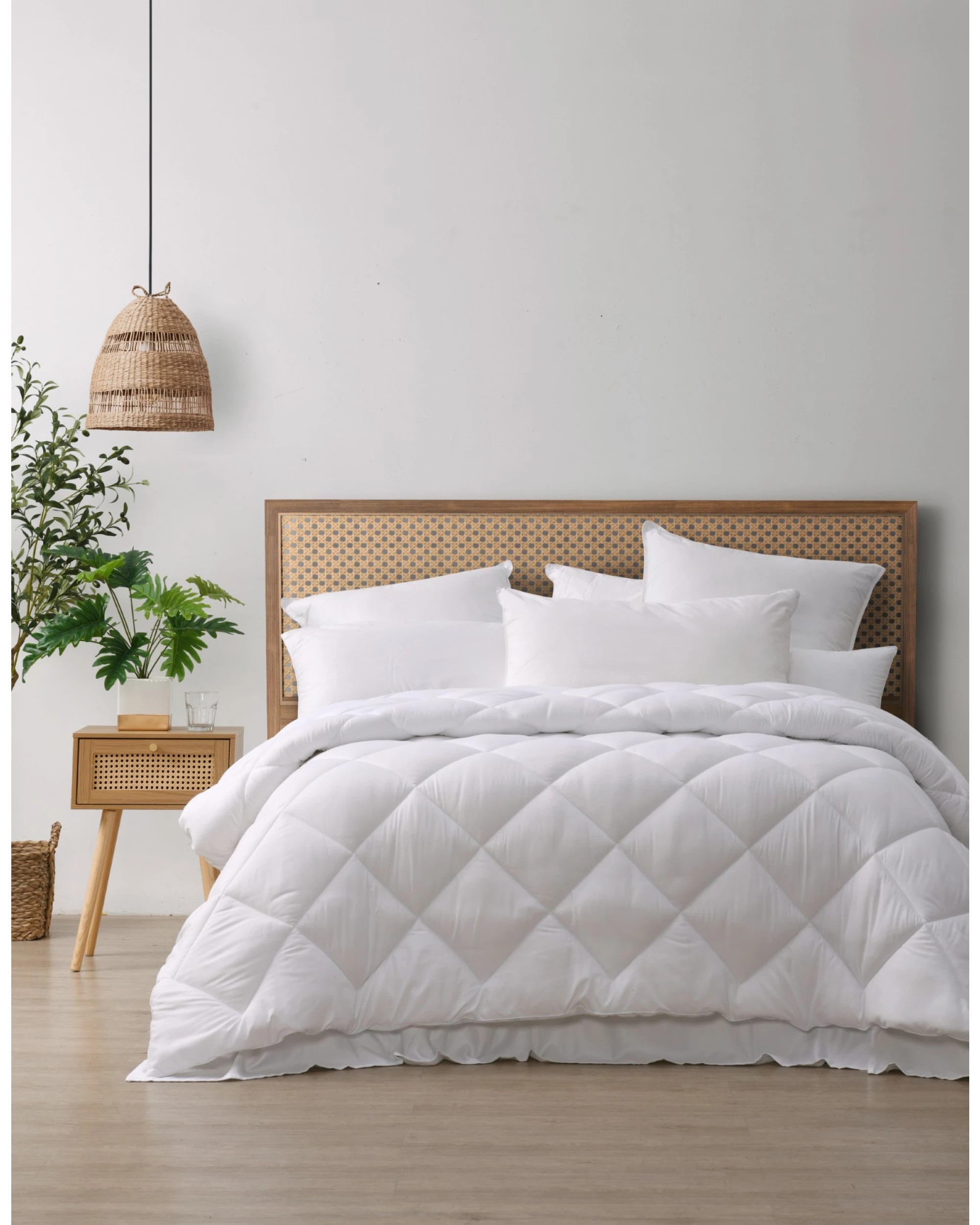 1 Sleepcare 700GSM Winterweight Microfibre Quilt - Queen Bed - White, 1 of 9