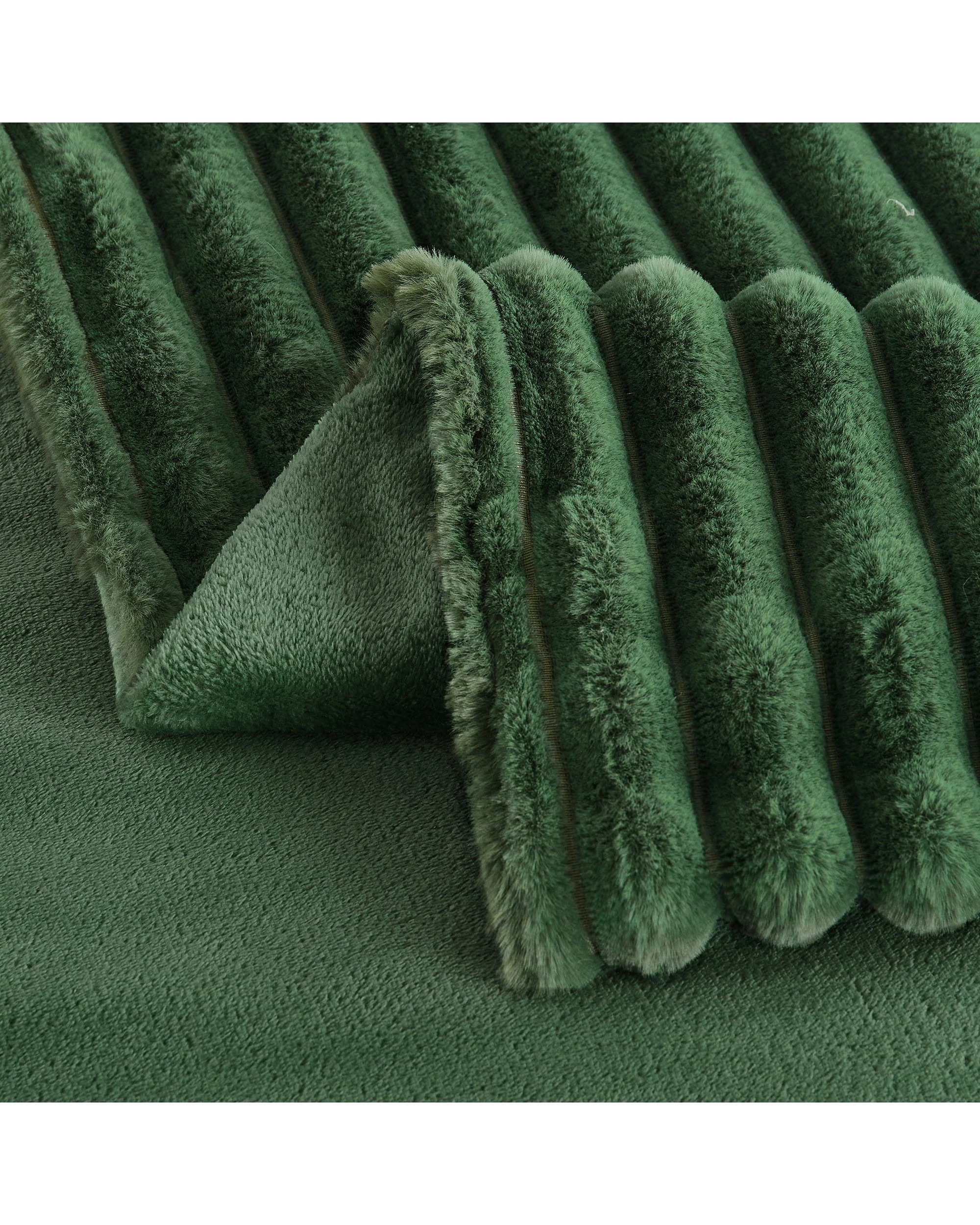 3 Dreamaker Chunky Embossed Fleece Throw 130x170cm - Emerald Green, 3 of 5