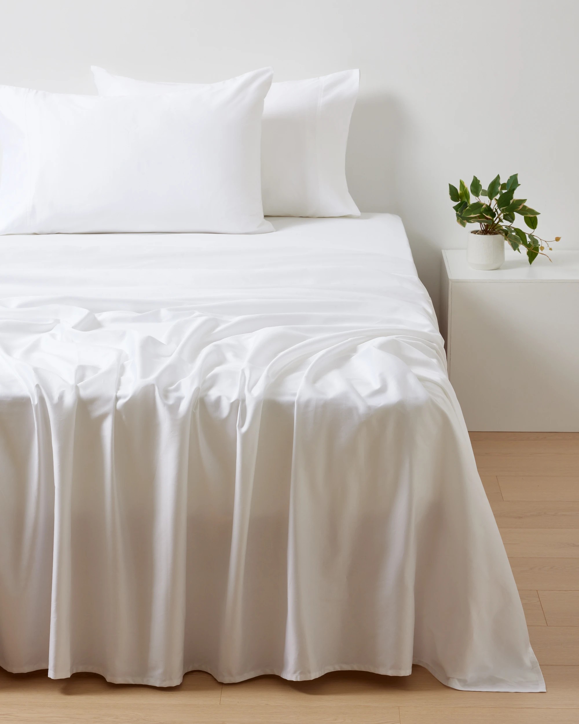 2 500 Thread Count Cotton Fitted Sheet - Queen Bed, White, 2 of 7