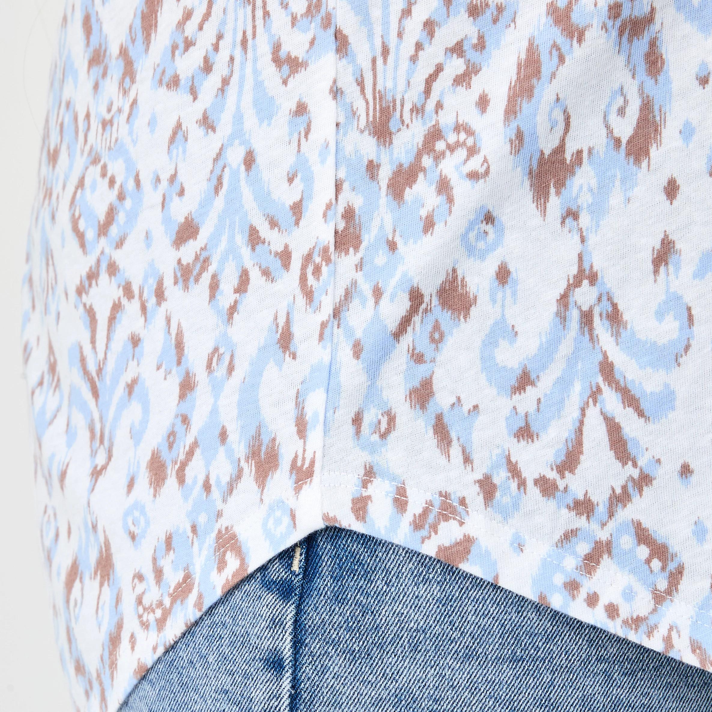 6 Curve Short Sleeve Print V-neck T-shirt Ikat, 6 of 6