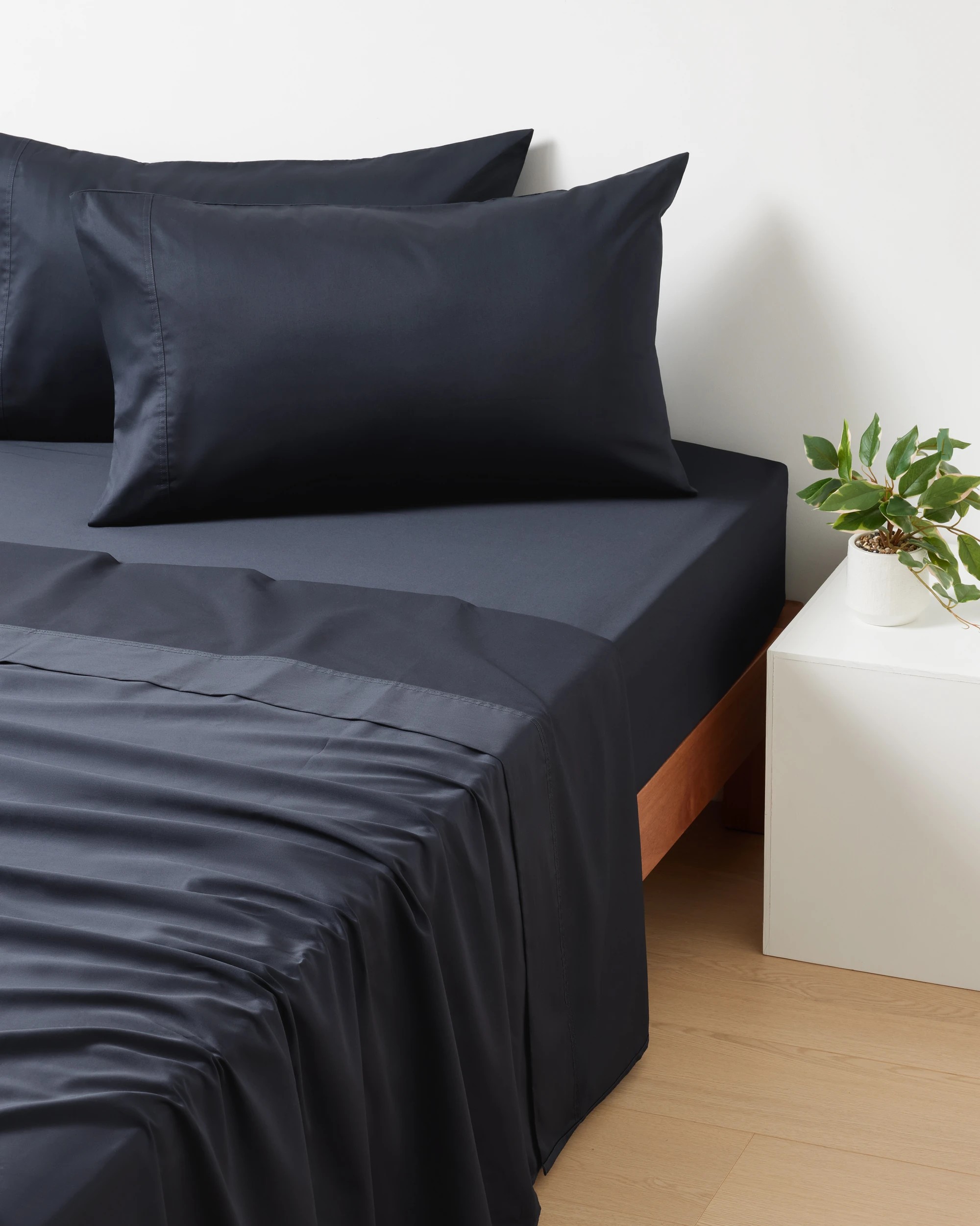 1 500 Thread Count Cotton Fitted Sheet - Queen Bed, Anthracite, 1 of 6