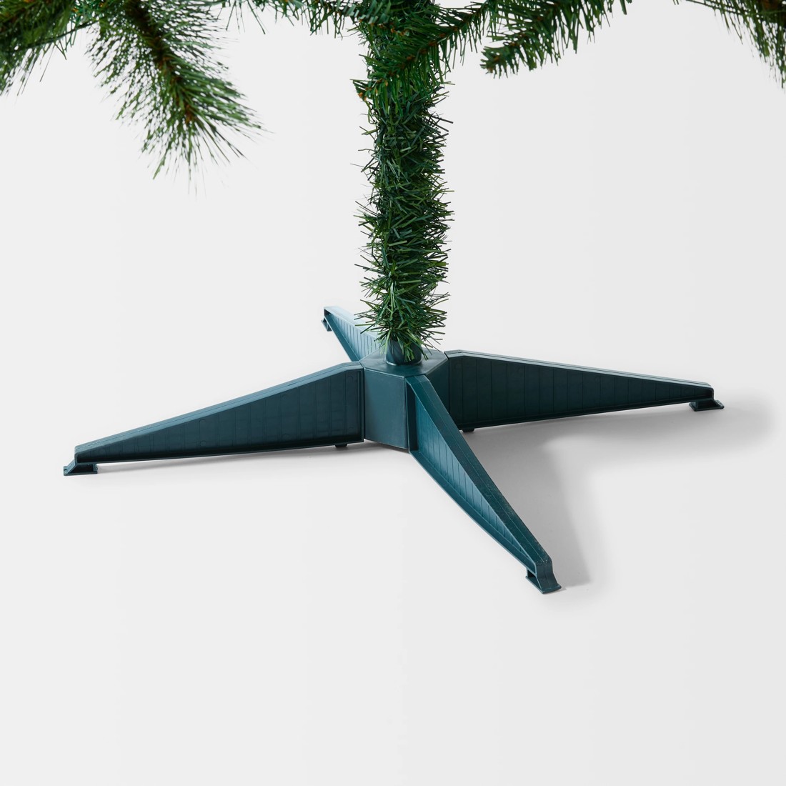 7 1.82m (6ft) Kingston Prelit Christmas Tree, 7 of 8