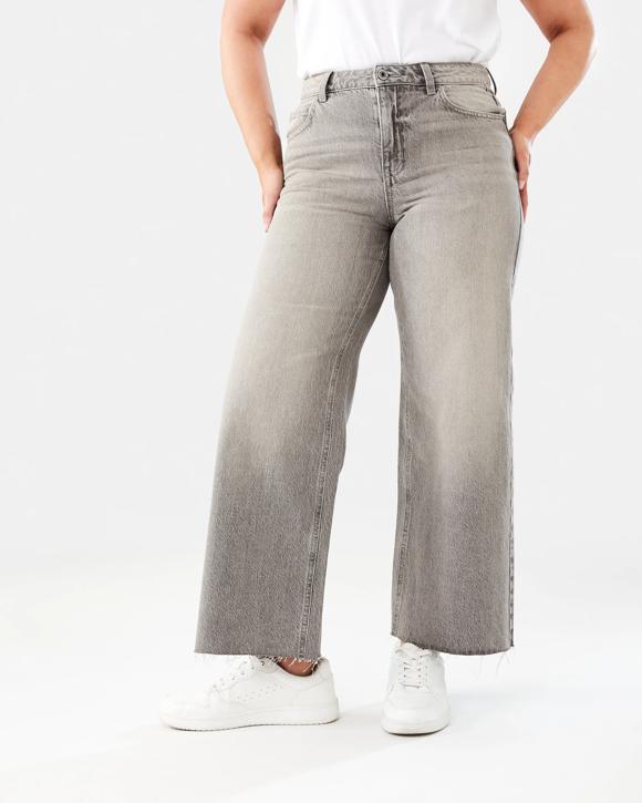 Wide Leg Raw Hem Jeans
