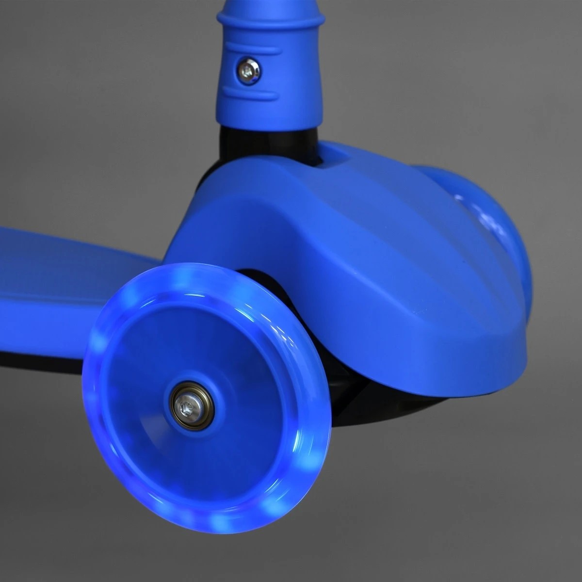 8 Light Up Wheel Tilt and Turn Scooter - Blue, 8 of 9