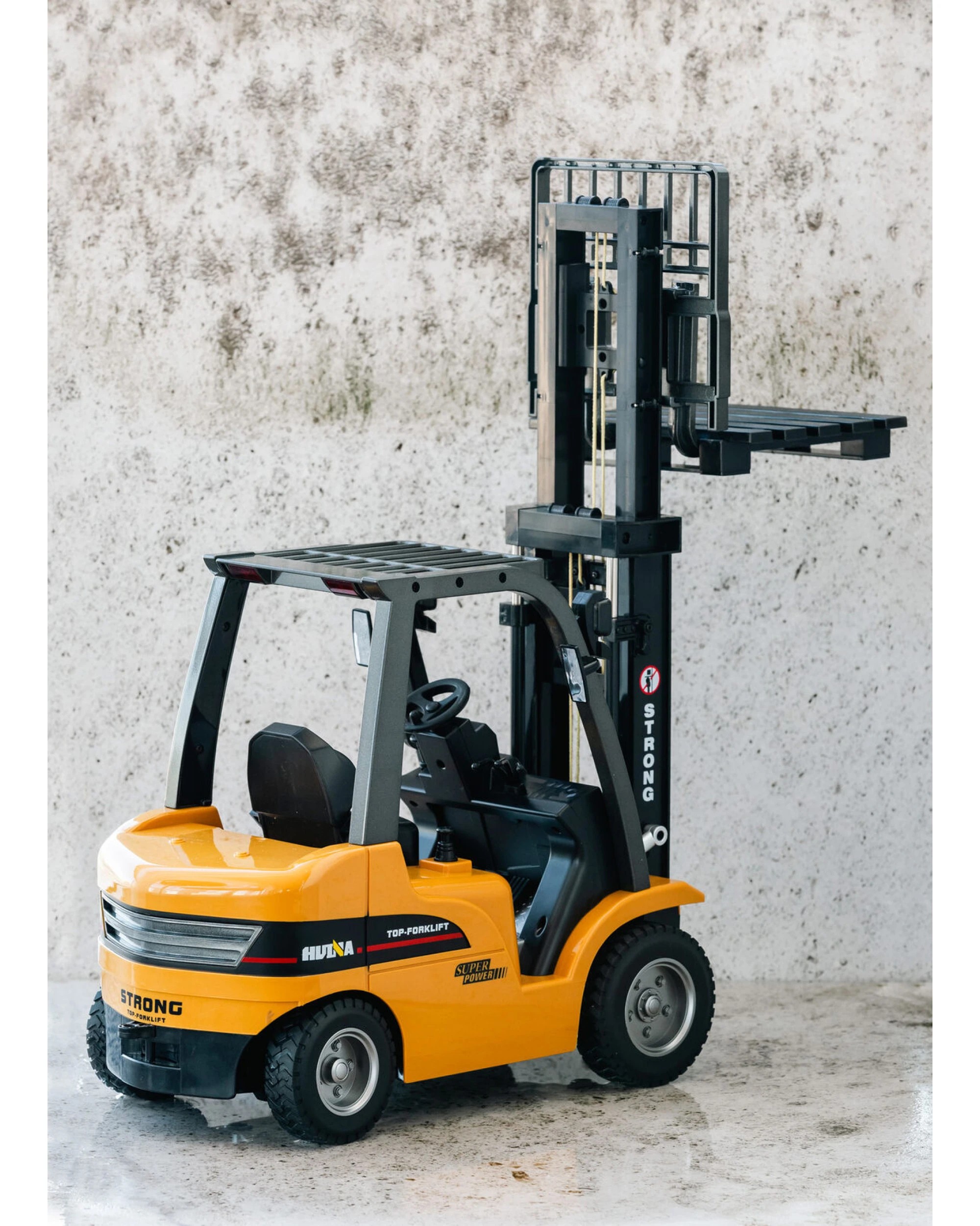5 Gem Toys 1:10 Scale 2.4G 8-Channel Metal Remote Control Forklift Construction Vehicle with Lifting Function & Sound, 5 of 9