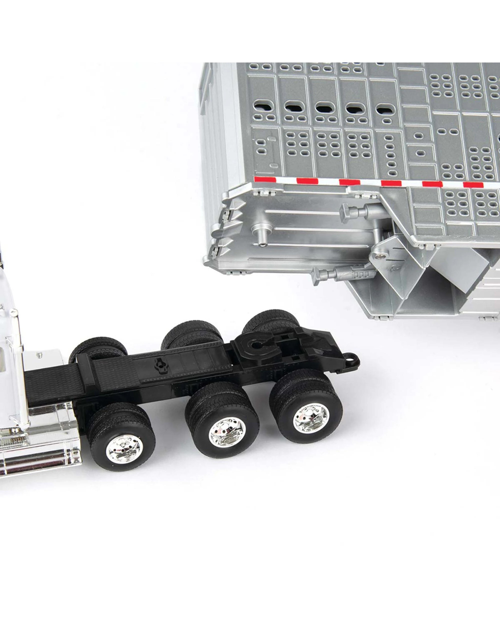 3 ERTL 1:32 Freightliner 122SD Semi With Livestock Trailer and Cattle, 3 of 3