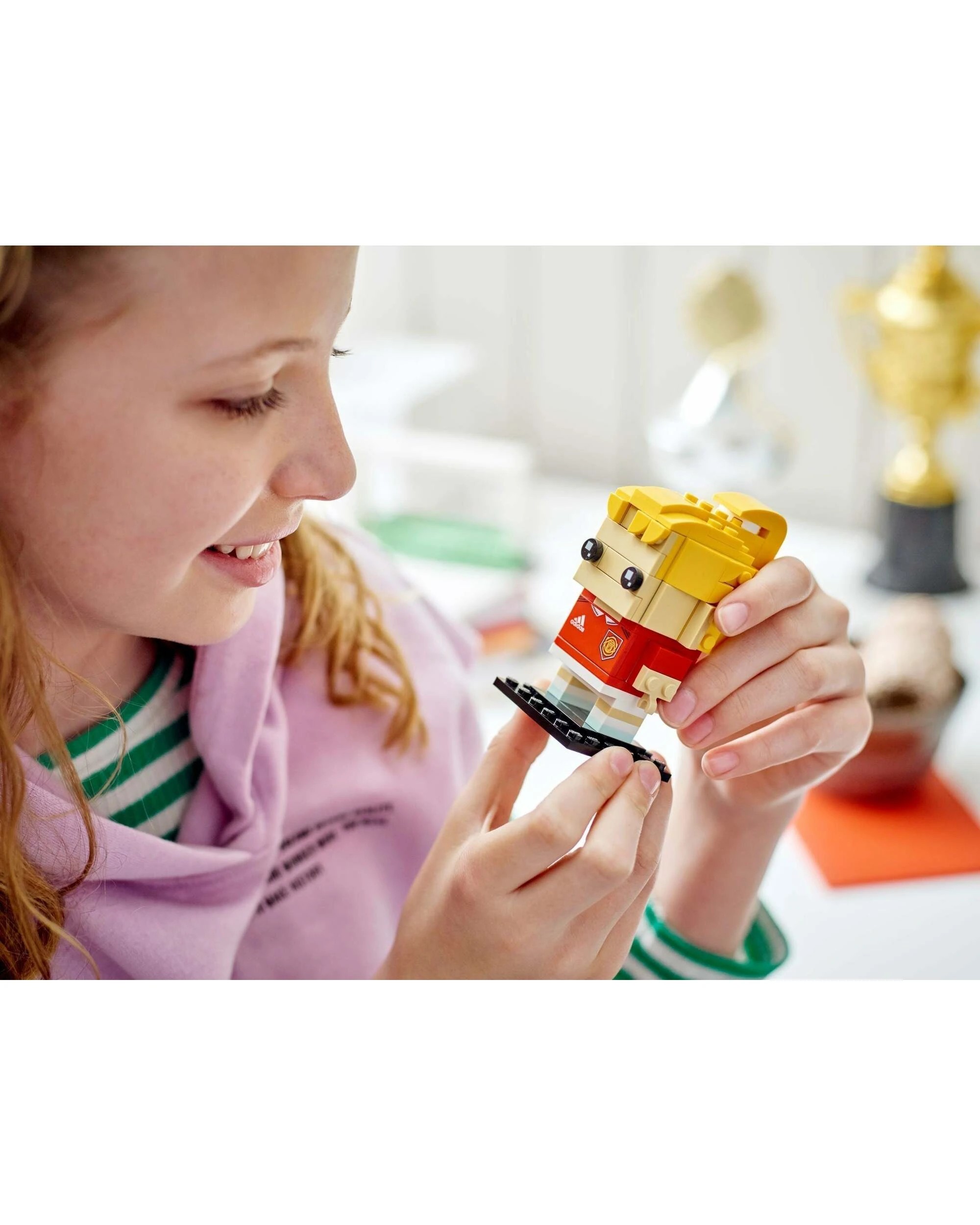 3 LEGO 40541 Manchester United Customizable BrickHeadz Figure, 3 of 5