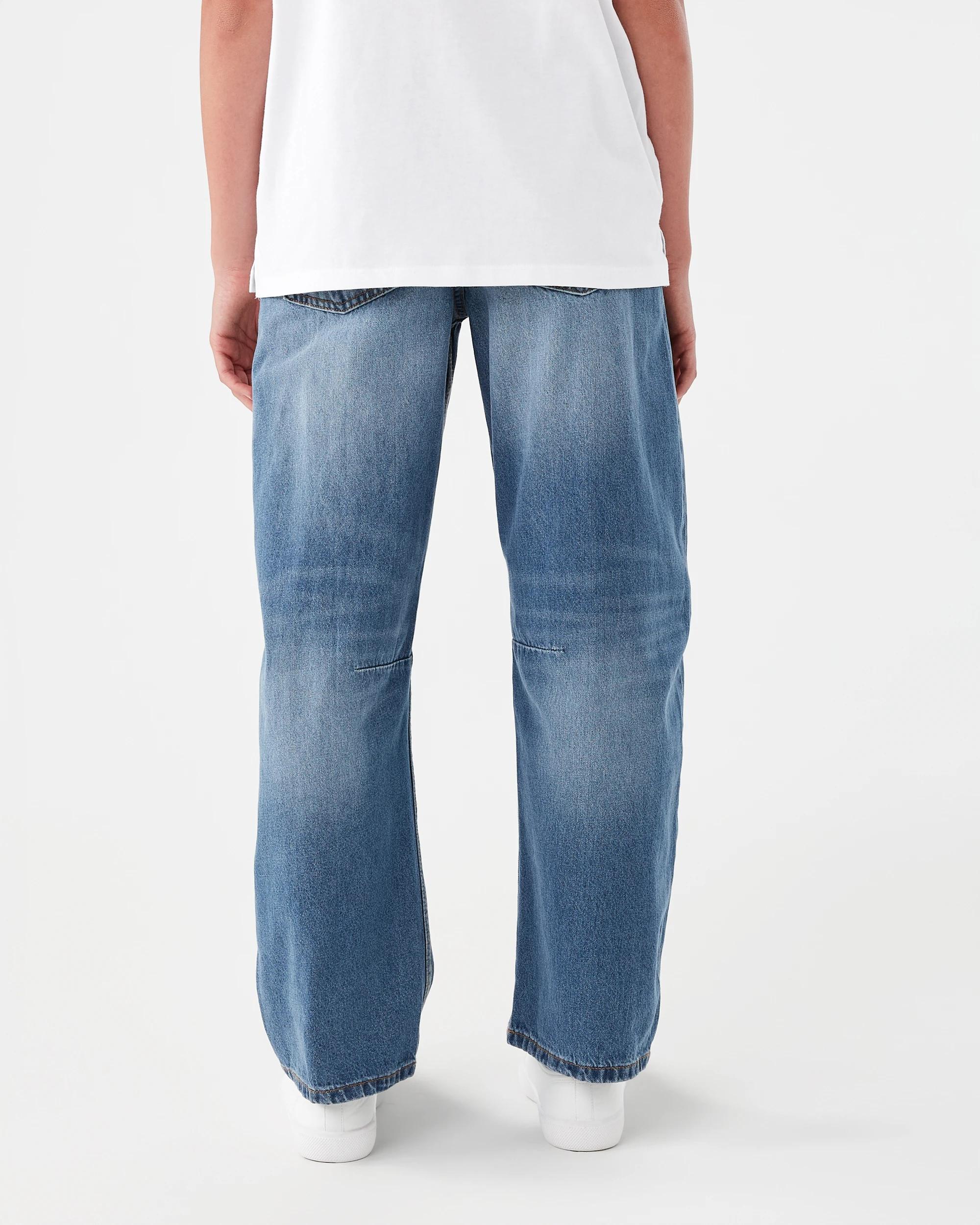 2 Barrel Leg Jeans with Pocket Detail Light Wash, 2 of 7