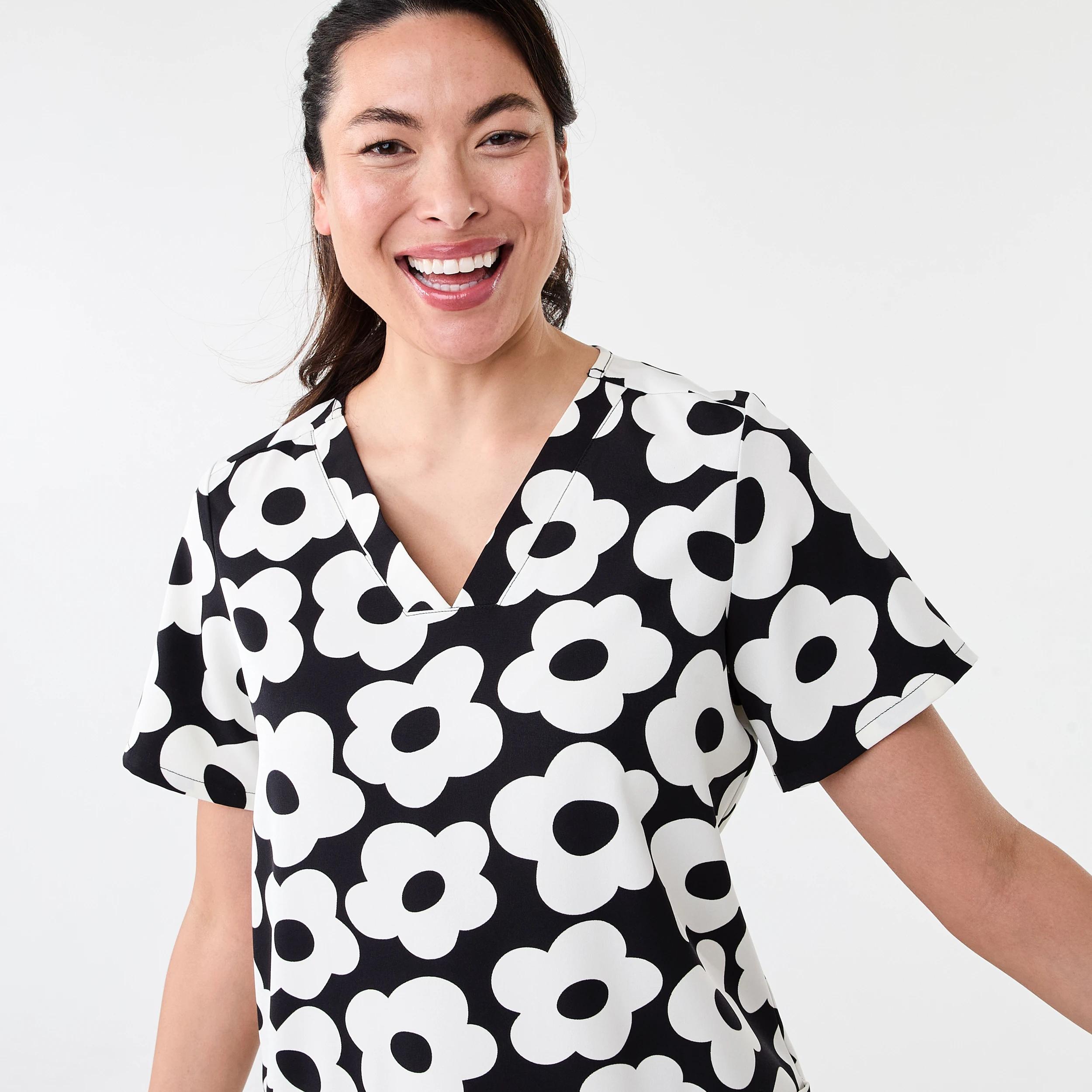 4 Womens Short Sleeve Print Scrub Top Blk Daisy, 4 of 8