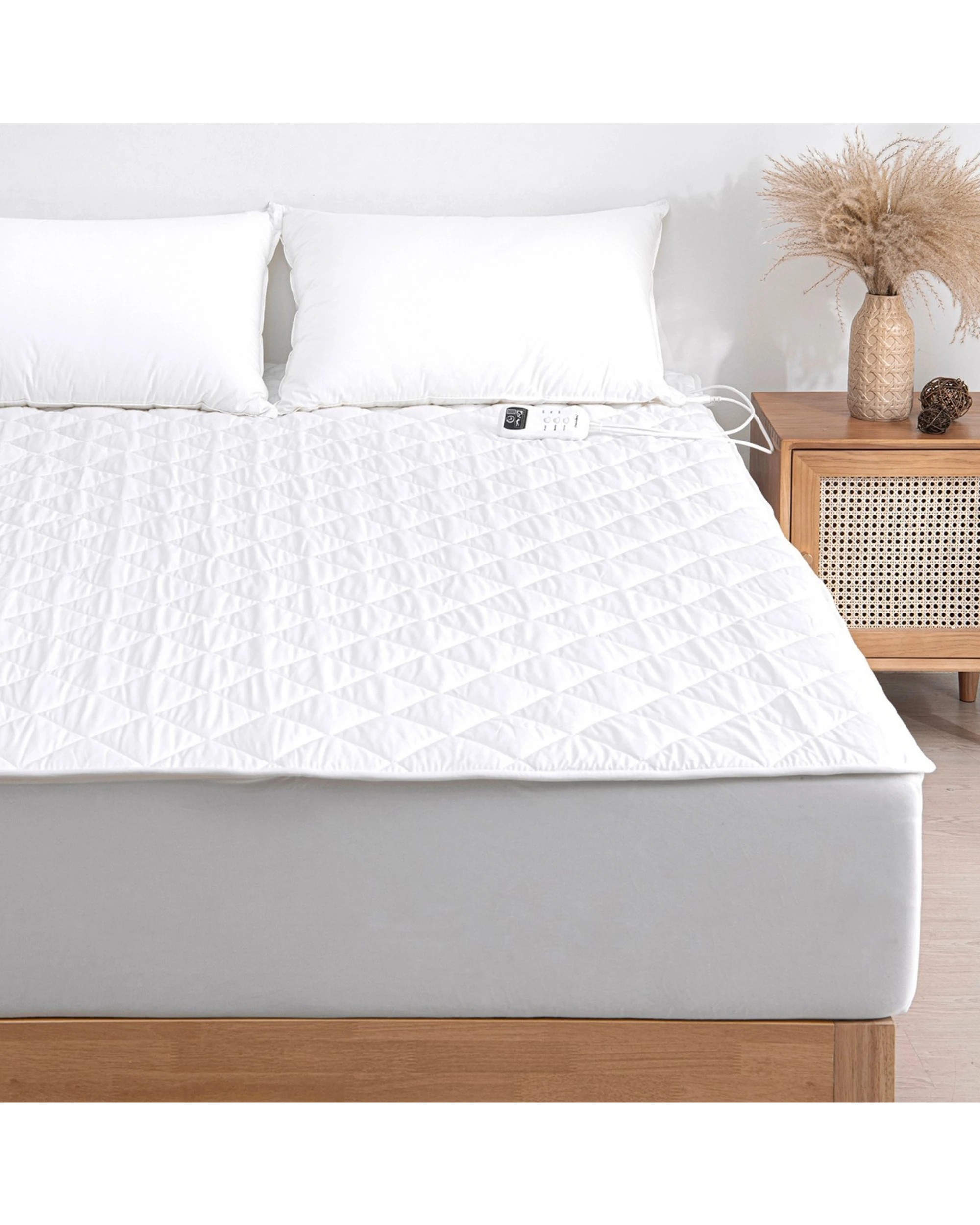1 Dreamaker Healthguard Cotton Cover Quilted Electric Blanket - Single Bed - White, 1 of 7