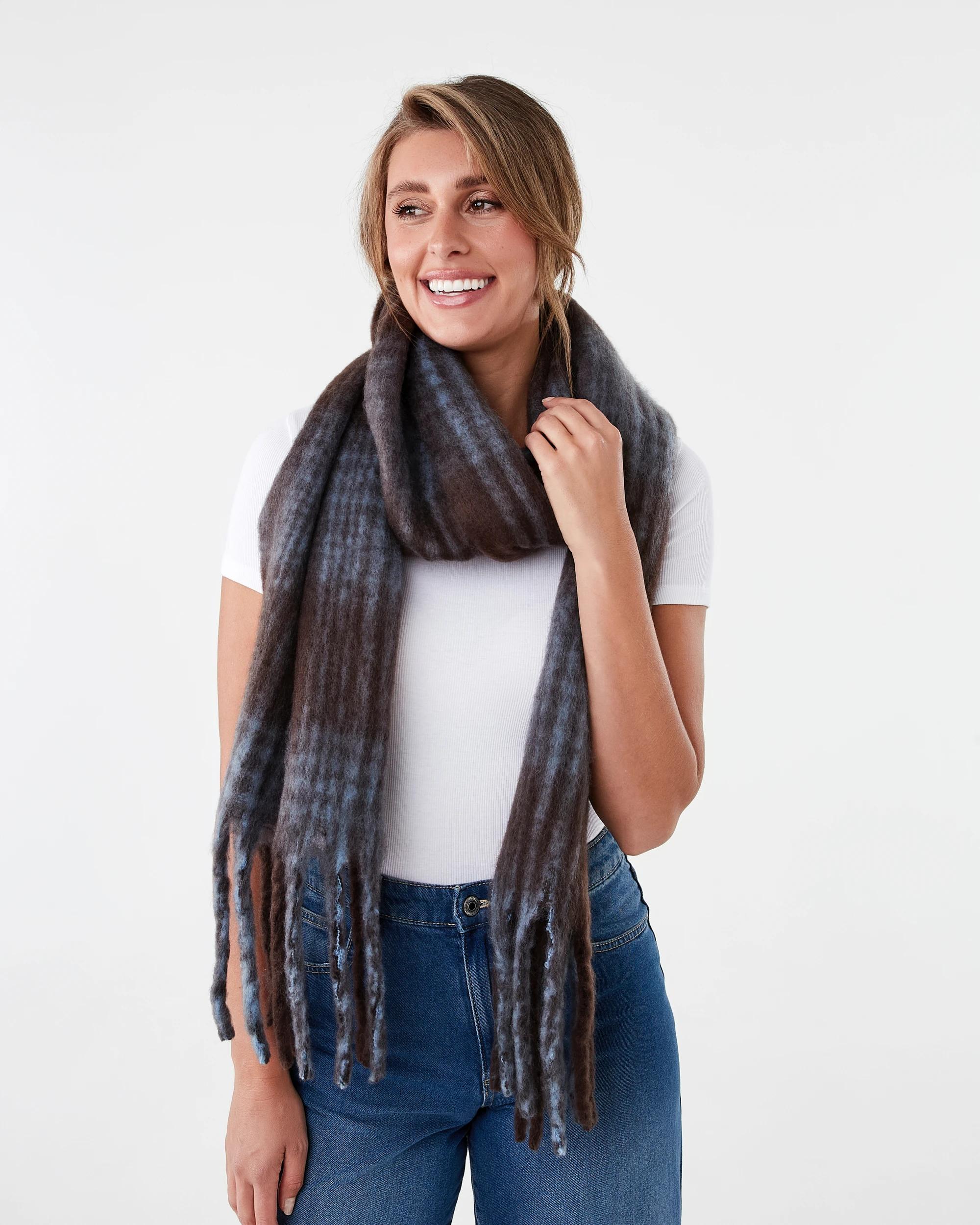 3 Printed Fluffy Scarf Brown Chck, 3 of 3