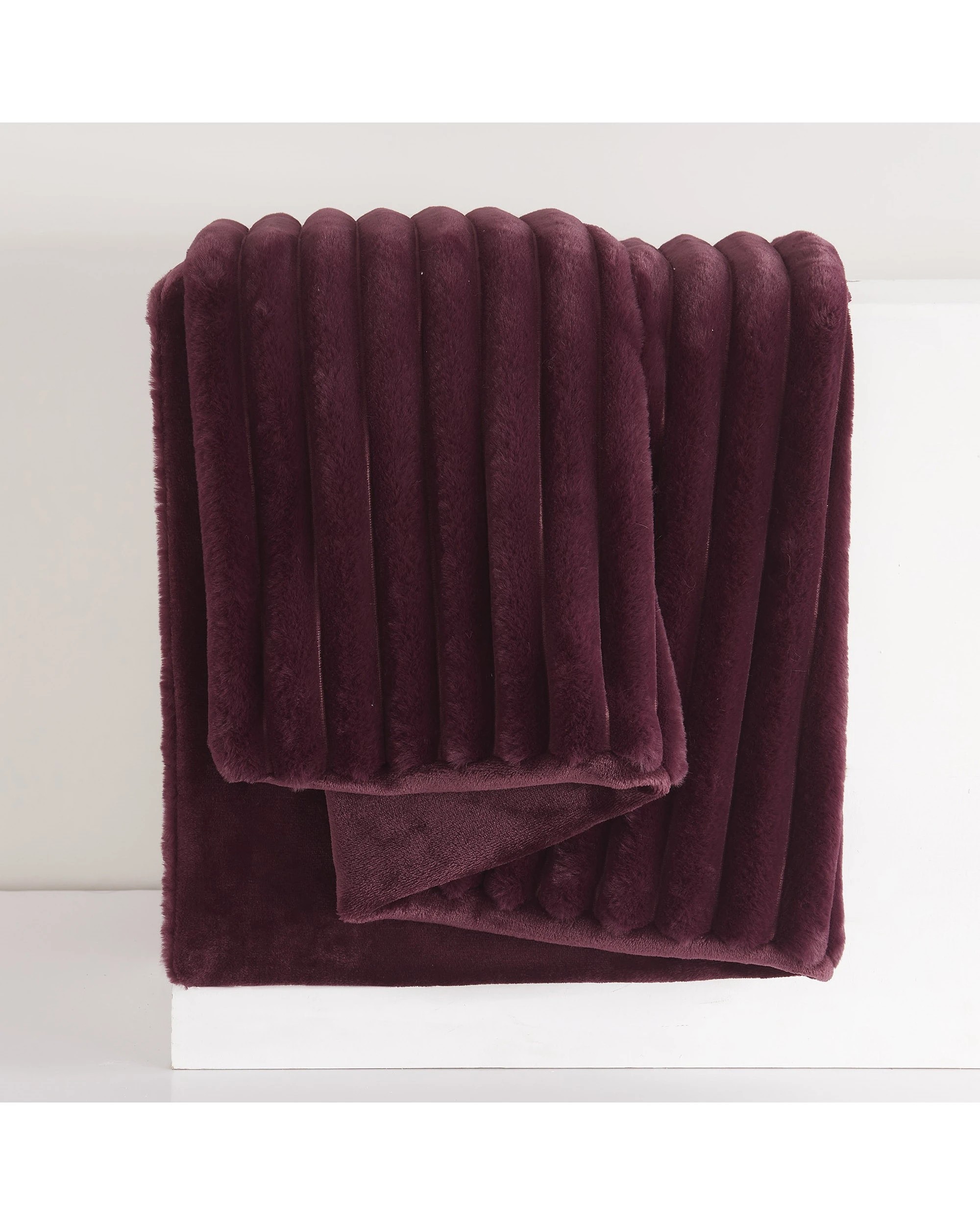 1 Dreamaker Chunky Embossed Fleece Throw 180x200cm - Cherry, 1 of 3