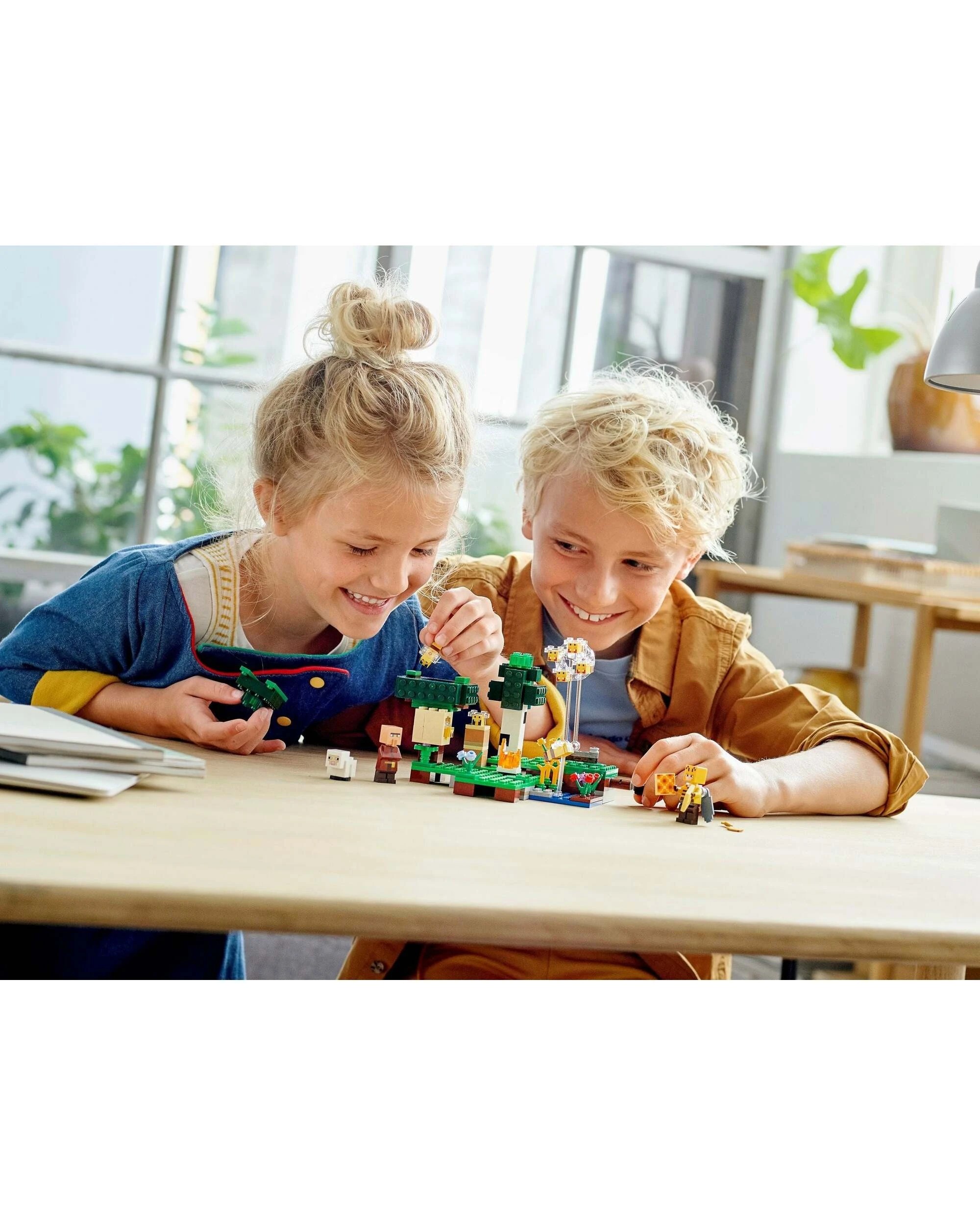 2 LEGO 21165 Minecraft The Bee Farm, 2 of 5