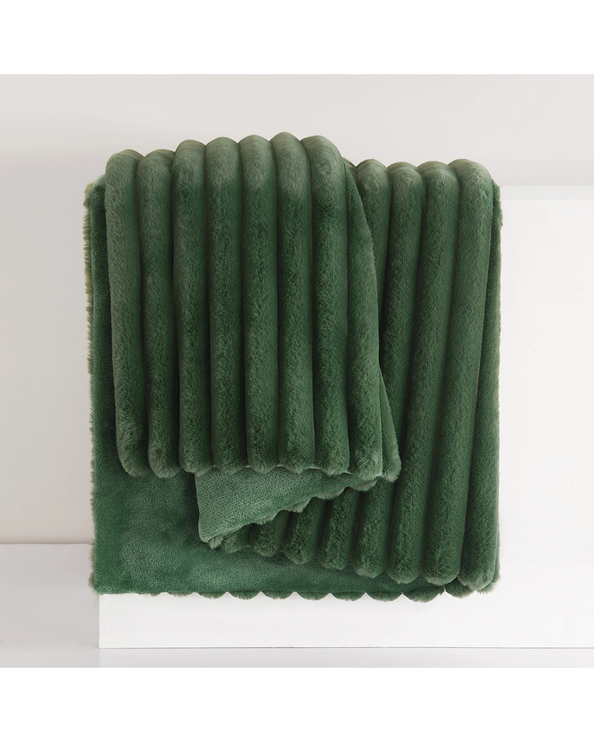 2 Dreamaker Chunky Embossed Fleece Throw 130x170cm - Emerald Green, 2 of 5