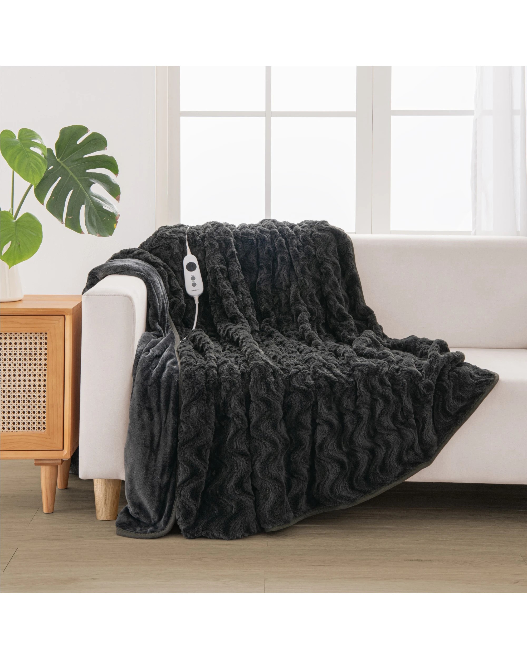 1 Dreamaker Felix 500gsm Faux Fur Heated Throw 180x200cm - Charcoal, 1 of 7